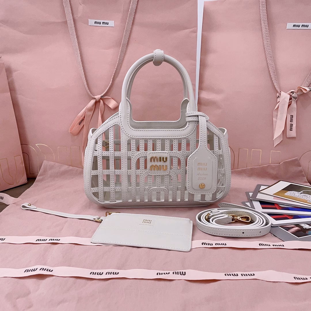 MIUM's new vegetable basket, soft Nappa leather handbag, with exquisite woven patterns and unique structural design, highlights the summer style. The complex craftsmanship reflects the exquisite and elegant beauty of the MIU series. The detachable and adjustable long leather shoulder strap and the zippered small bag pendant inside are highly practical and are an excellent choice for commuting to work, going out for a picnic or vacation.