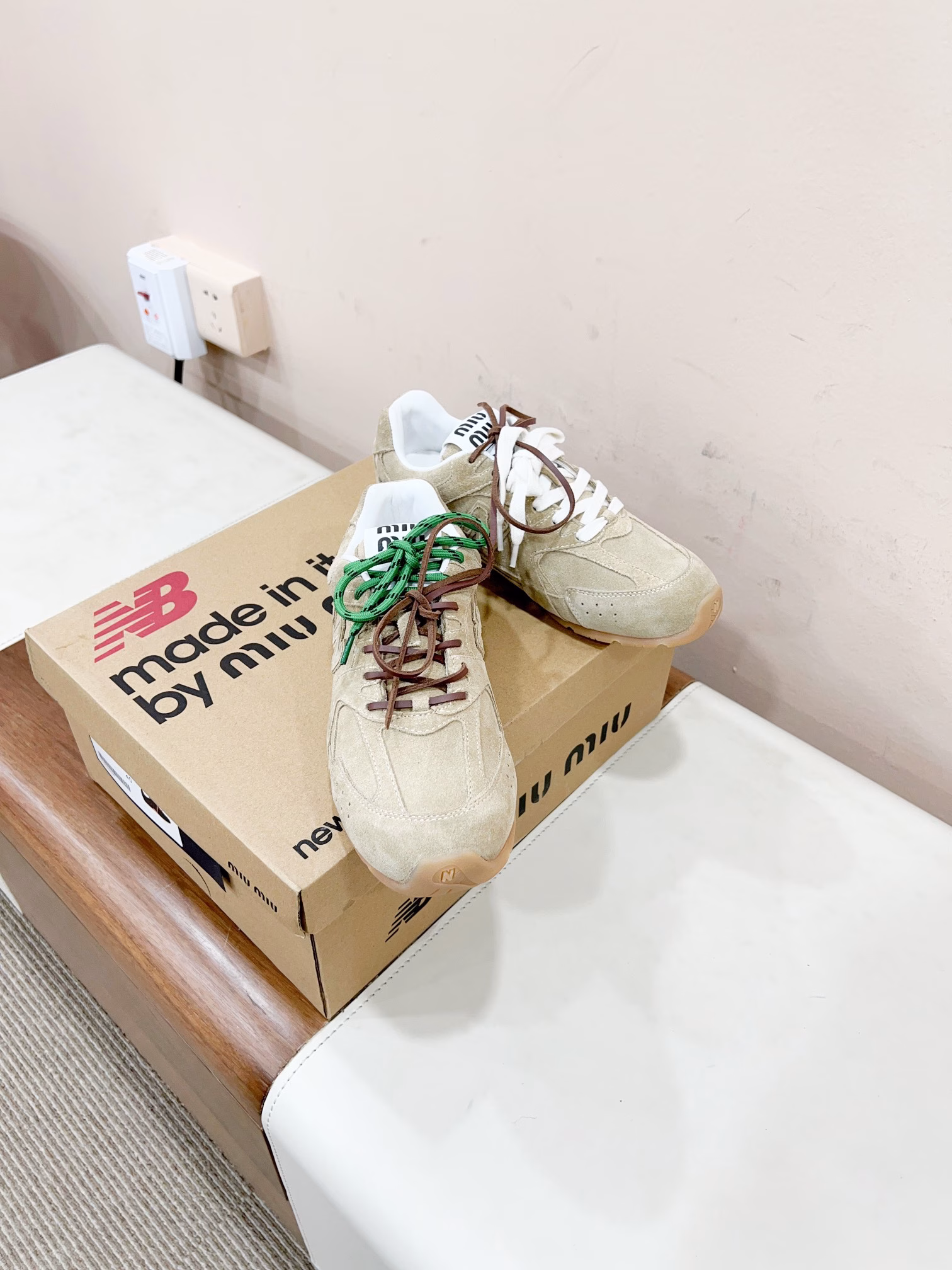 Miumi* x New Balanc co-branded NB sneakersThis pair of sports sneakers co-branded with New Balanc* that was revealed at the Miu Mi* show has been launched on major purchasing websites around the world.The Maillard color flat shoes that were exposed on the 2024 catwalk and are very popular, with double shoelaces and unique style, are very textured! They are very light and versatile!