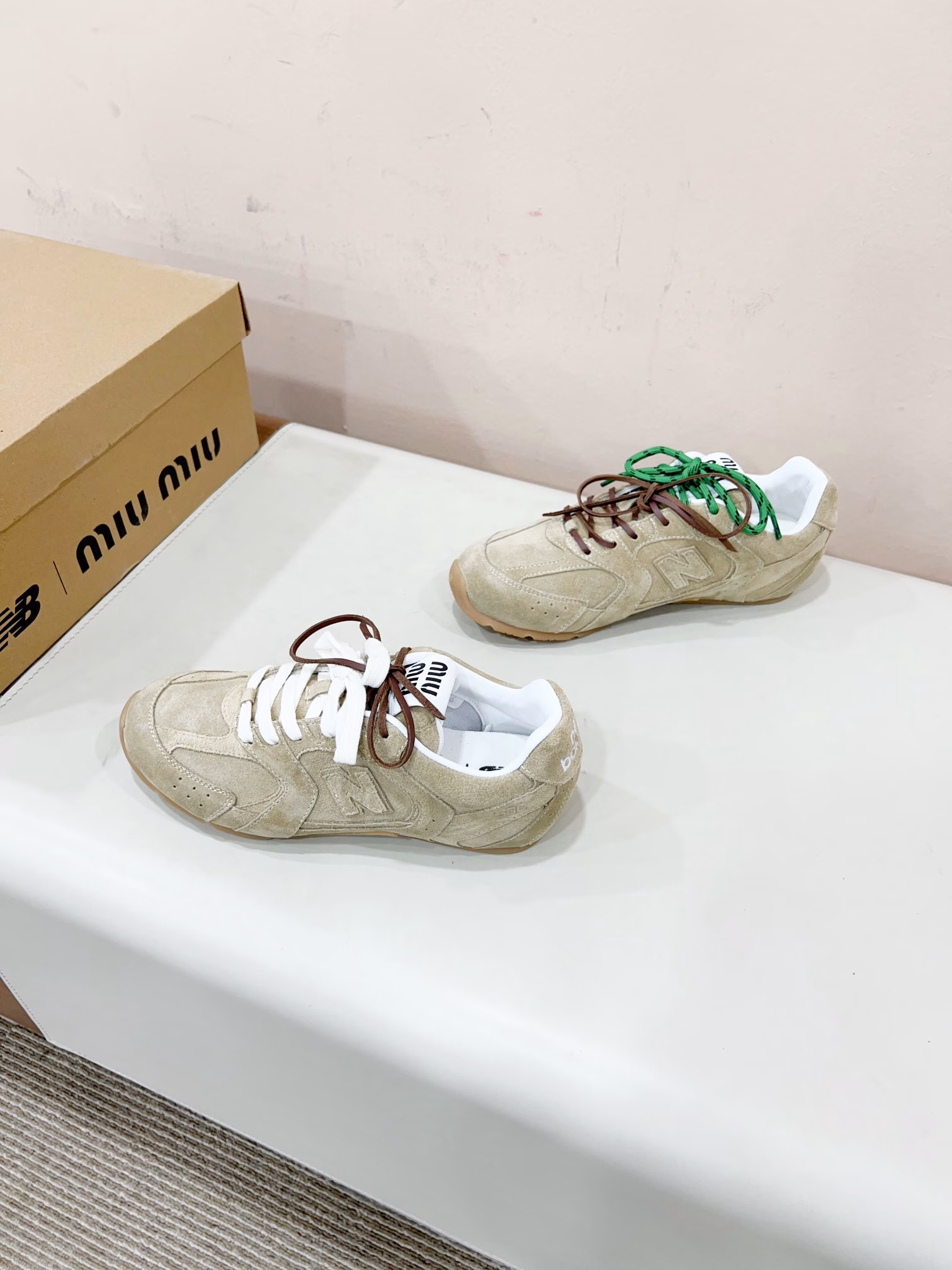 Miumi* x New Balanc co-branded NB sneakersThis pair of sports sneakers co-branded with New Balanc* that was revealed at the Miu Mi* show has been launched on major purchasing websites around the world.The Maillard color flat shoes that were exposed on the 2024 catwalk and are very popular, with double shoelaces and unique style, are very textured! They are very light and versatile!