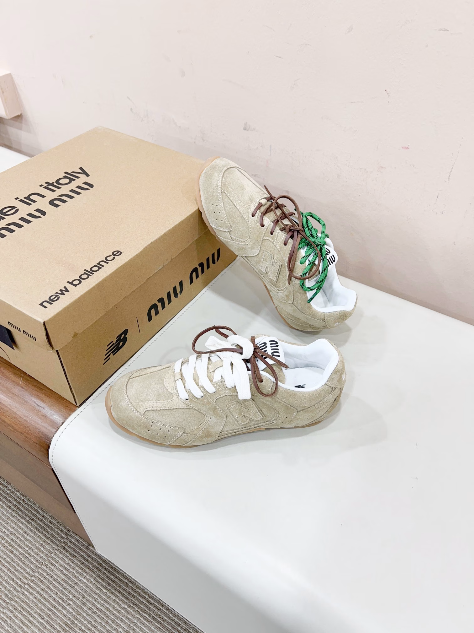 Miumi* x New Balanc co-branded NB sneakersThis pair of sports sneakers co-branded with New Balanc* that was revealed at the Miu Mi* show has been launched on major purchasing websites around the world.The Maillard color flat shoes that were exposed on the 2024 catwalk and are very popular, with double shoelaces and unique style, are very textured! They are very light and versatile!