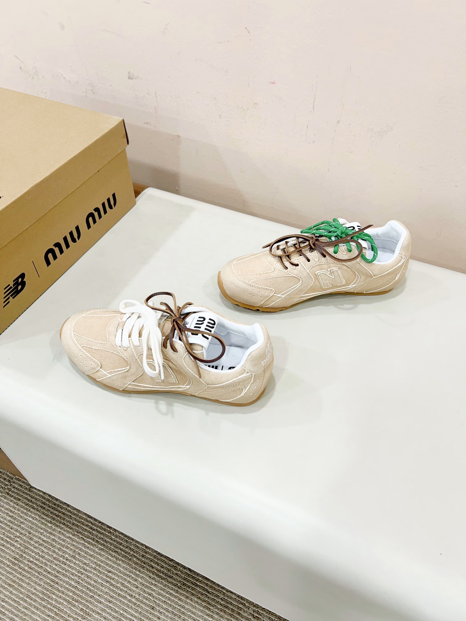 Miumi* x New Balanc co-branded NB sneakersThis pair of sports sneakers co-branded with New Balanc* that was revealed at the Miu Mi* show has been launched on major purchasing websites around the world.The Maillard color flat shoes that were exposed on the 2024 catwalk and are very popular, with double shoelaces and unique style, are very textured! They are very light and versatile!