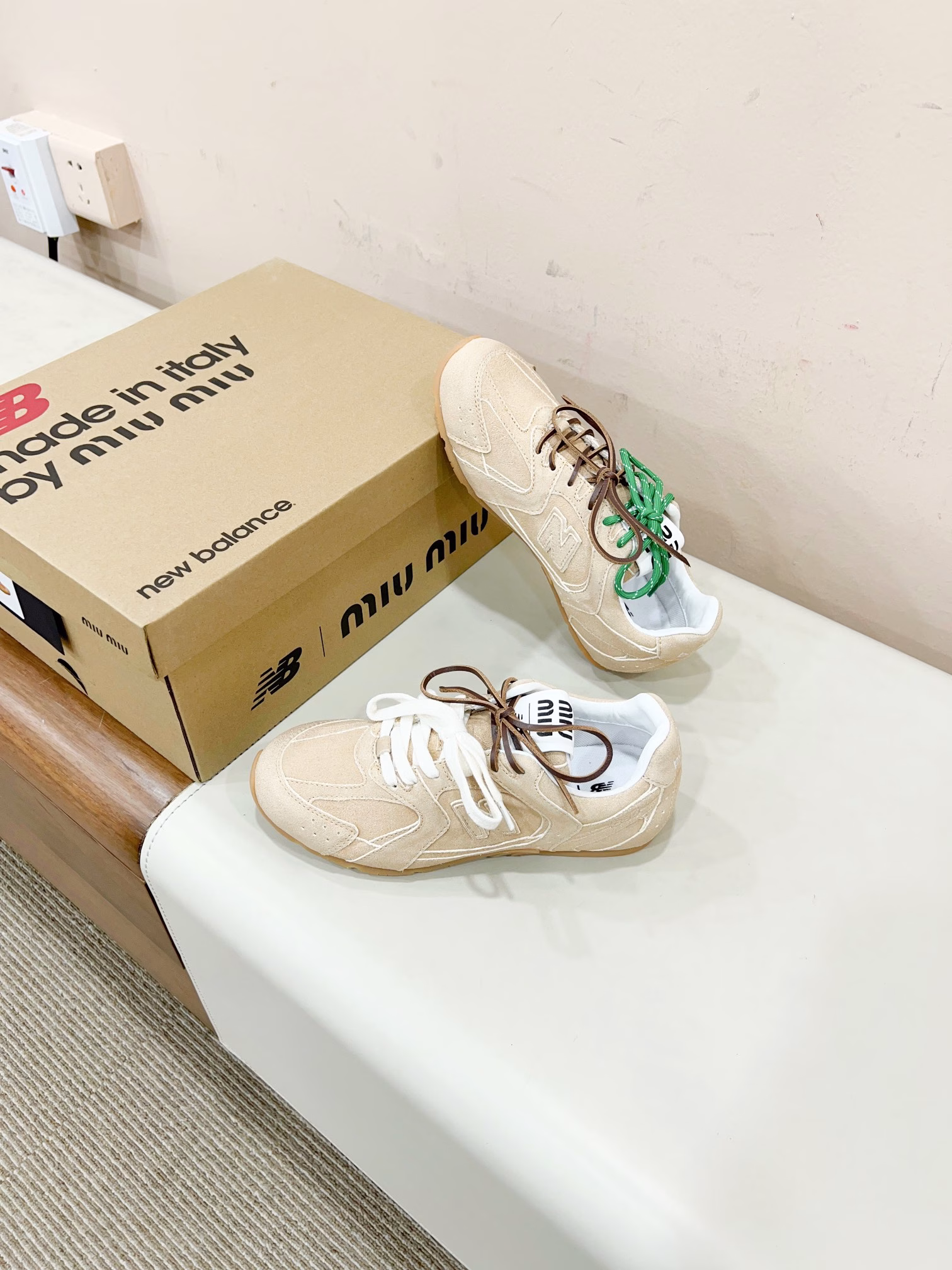 Miumi* x New Balanc co-branded NB sneakersThis pair of sports sneakers co-branded with New Balanc* that was revealed at the Miu Mi* show has been launched on major purchasing websites around the world.The Maillard color flat shoes that were exposed on the 2024 catwalk and are very popular, with double shoelaces and unique style, are very textured! They are very light and versatile!