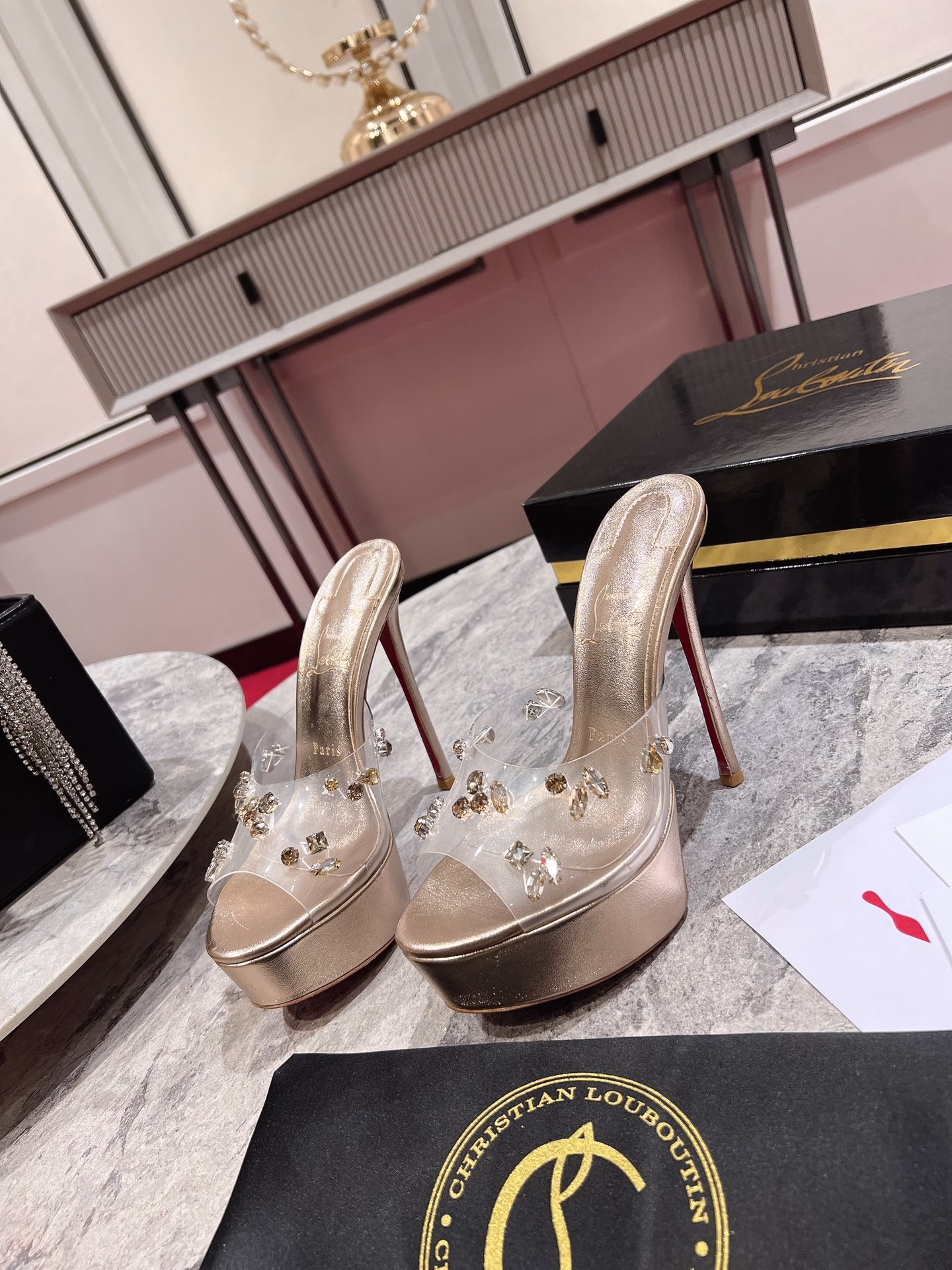 Crystal rhinestone platform slippers 🦋Degraqueen high heels cleverly combine fashion innovation with the classic elements of Degrasstrass high heels. 13cm small stiletto, it has a platform platform. With a transparent PVC upper and an open toe tip, the upper is embellished with Christian Louboutin's new large and eye-catching gemstone crystals 💎, each grain is hand-sewn, adding a modern new product to the Strass Up series! The heel and lining are made of silver calfskin, exquisite and sophisticated