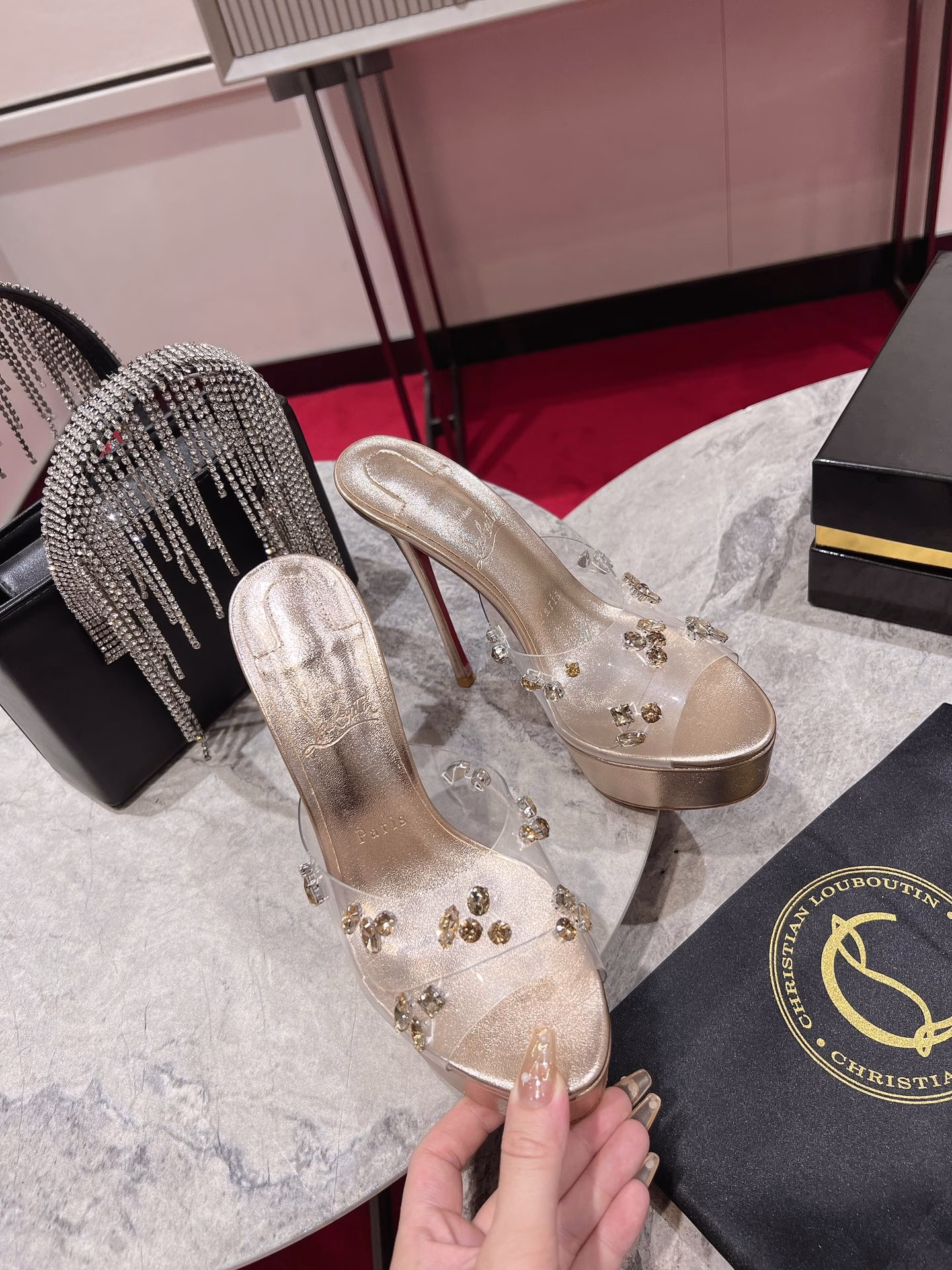 Crystal rhinestone platform slippers 🦋Degraqueen high heels cleverly combine fashion innovation with the classic elements of Degrasstrass high heels. 13cm small stiletto, it has a platform platform. With a transparent PVC upper and an open toe tip, the upper is embellished with Christian Louboutin's new large and eye-catching gemstone crystals 💎, each grain is hand-sewn, adding a modern new product to the Strass Up series! The heel and lining are made of silver calfskin, exquisite and sophisticated