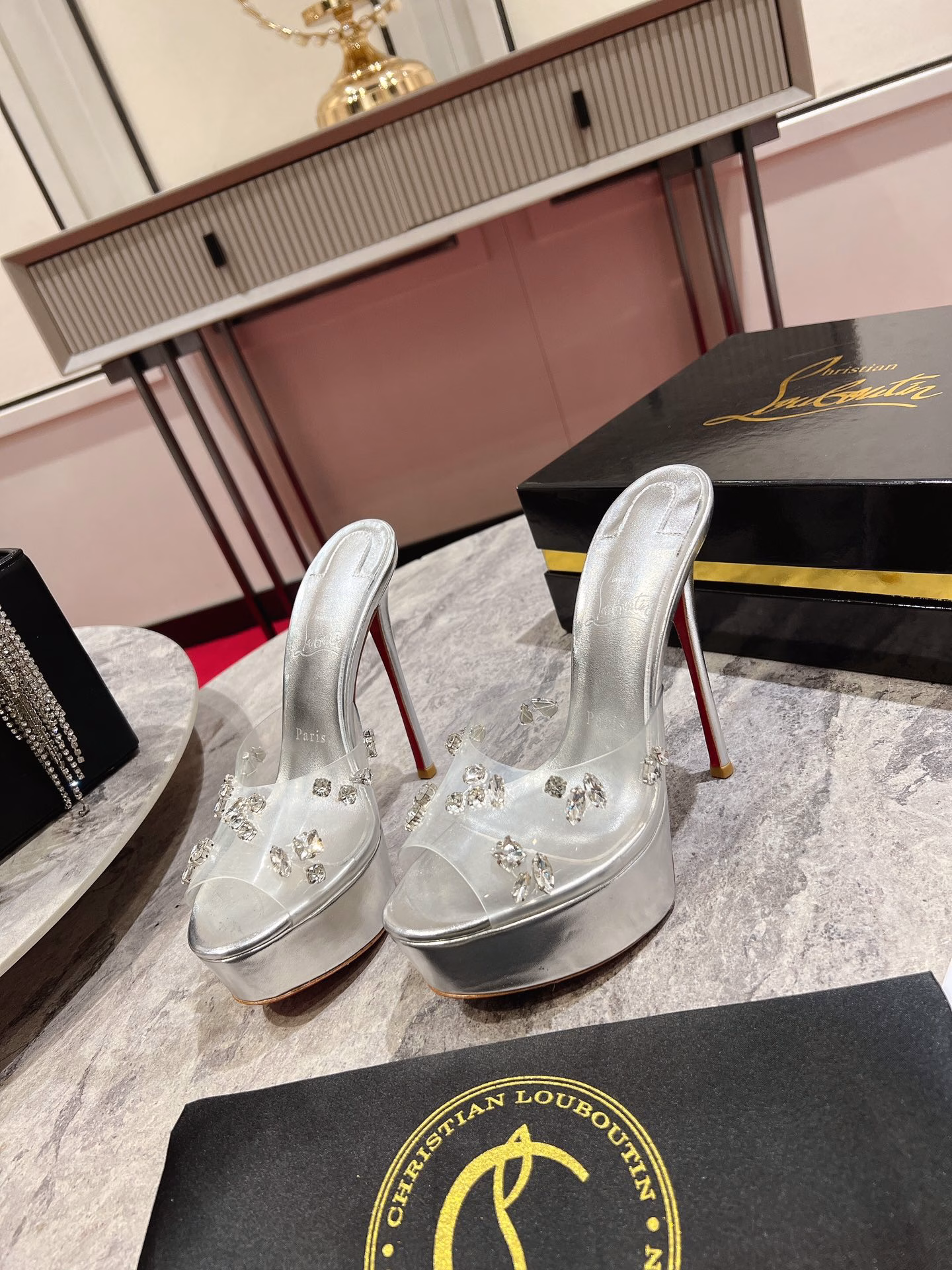 Crystal rhinestone platform slippers 🦋Degraqueen high heels cleverly combine fashion innovation with the classic elements of Degrasstrass high heels. 13cm small stiletto, it has a platform platform. With a transparent PVC upper and an open toe tip, the upper is embellished with Christian Louboutin's new large and eye-catching gemstone crystals 💎, each grain is hand-sewn, adding a modern new product to the Strass Up series! The heel and lining are made of silver calfskin, exquisite and sophisticated