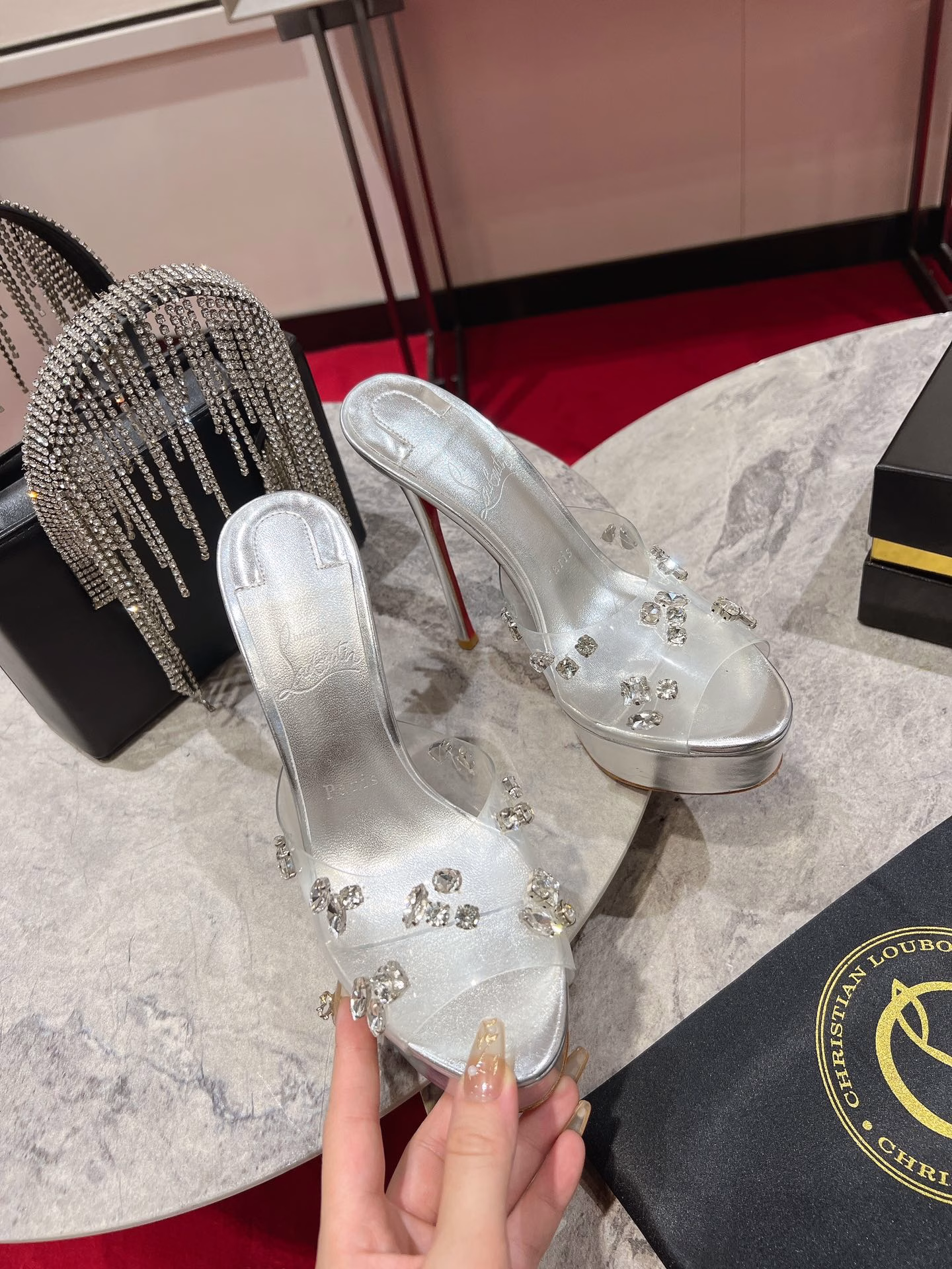 Crystal rhinestone platform slippers 🦋Degraqueen high heels cleverly combine fashion innovation with the classic elements of Degrasstrass high heels. 13cm small stiletto, it has a platform platform. With a transparent PVC upper and an open toe tip, the upper is embellished with Christian Louboutin's new large and eye-catching gemstone crystals 💎, each grain is hand-sewn, adding a modern new product to the Strass Up series! The heel and lining are made of silver calfskin, exquisite and sophisticated