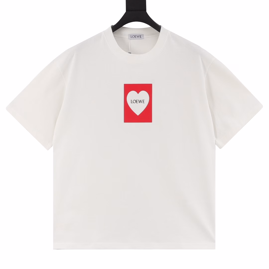 Loewe 25SS Heart Short Sleeve T-shirtThe fabric is made of customized 240g 26-count special smooth double-strand fine cotton plain weave high-density dust-free cotton fabric. The front is high-density thickened, the lines are smooth, OEM quality, and a full set of customized accessories.