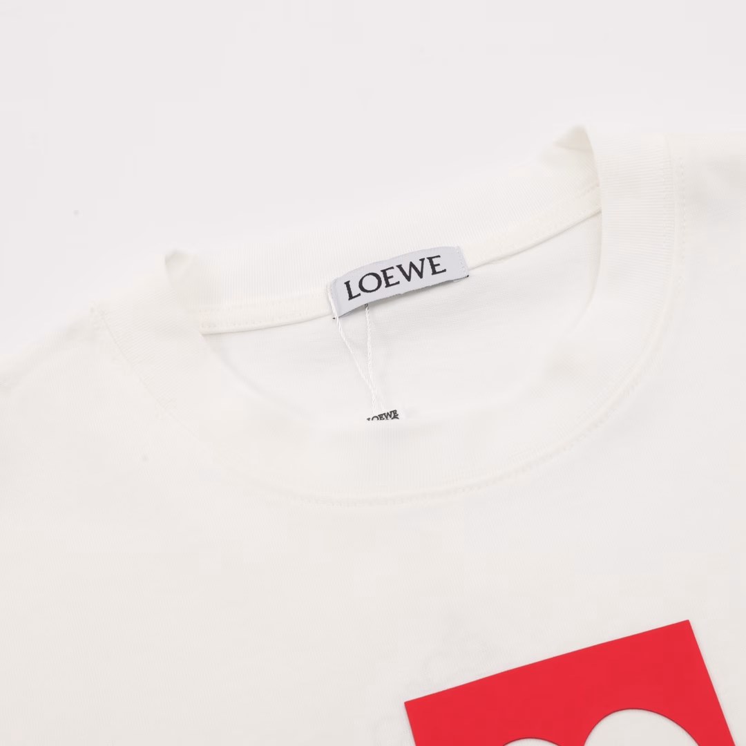 Loewe 25SS Heart Short Sleeve T-shirtThe fabric is made of customized 240g 26-count special smooth double-strand fine cotton plain weave high-density dust-free cotton fabric. The front is high-density thickened, the lines are smooth, OEM quality, and a full set of customized accessories.