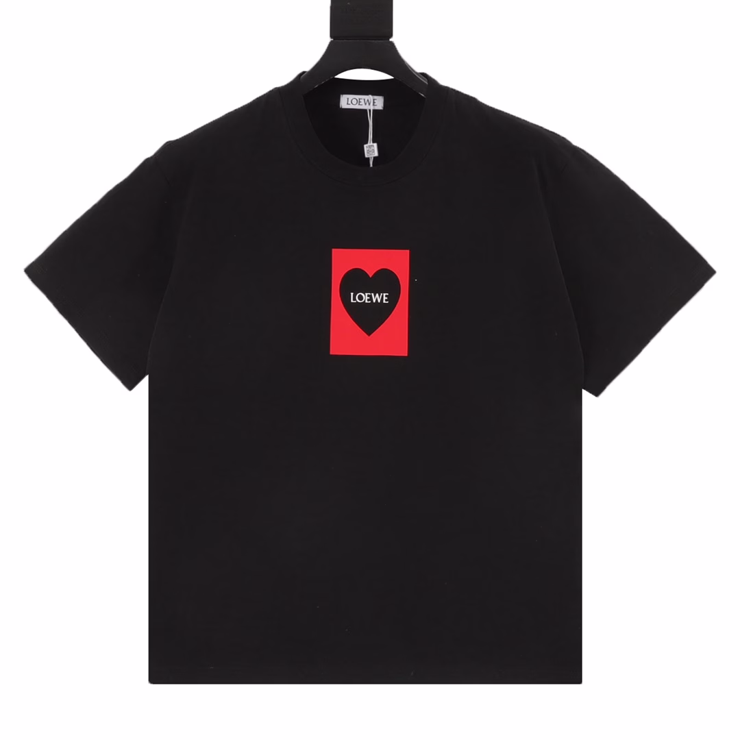 Loewe 25SS Heart Short Sleeve T-shirtThe fabric is made of customized 240g 26-count special smooth double-strand fine cotton plain weave high-density dust-free cotton fabric. The front is high-density thickened, the lines are smooth, OEM quality, and a full set of customized accessories.