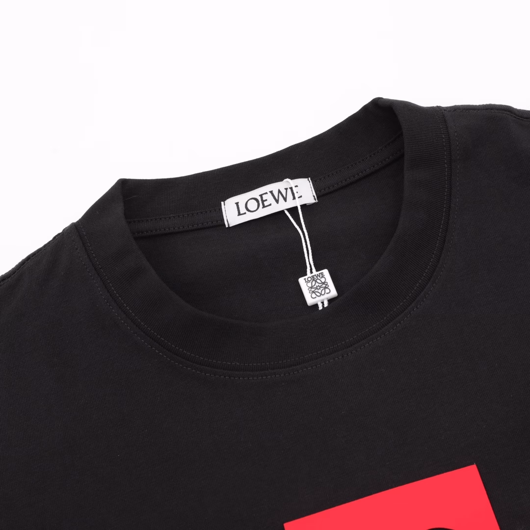 Loewe 25SS Heart Short Sleeve T-shirtThe fabric is made of customized 240g 26-count special smooth double-strand fine cotton plain weave high-density dust-free cotton fabric. The front is high-density thickened, the lines are smooth, OEM quality, and a full set of customized accessories.
