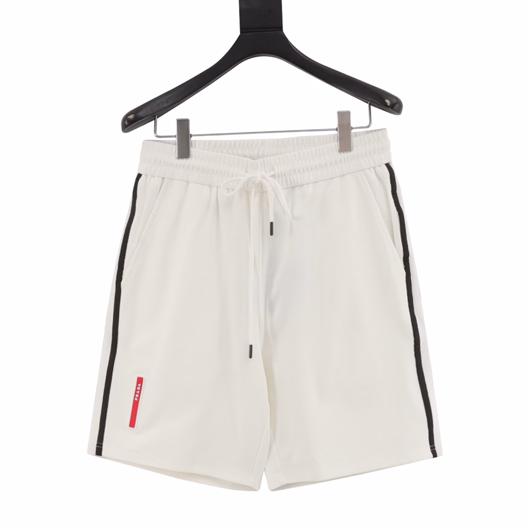 Prada 24ss red logo rubber stripe shortsA new aesthetic inspiration and fun design for men and women, a channel-quality product. Make the overall design more elegant and fashionable,This summer's hottest series, sought after by countless celebrities and fashionistas. The neat details of the cutting process add color to the fun fashion!The neat and meticulous, fitted version structure is even more ingenious, the upper body is not only recognizable but also youthful.A style with both extreme wearing meaning and wearing performance, gorgeous color matching,The craftsmanship of this style must be extremely extraordinary, the comfort of the upper body is absolutely strong enough, and it is also a manifestation of the essence of luxury!Soft and thin, the touch is extremely seductive, and the breathability is very strong, especially suitable for the needs of spring and summer,A proper wearing enjoyment, and the details and webbing craftsmanship everywhere are perfect, which is more advanced