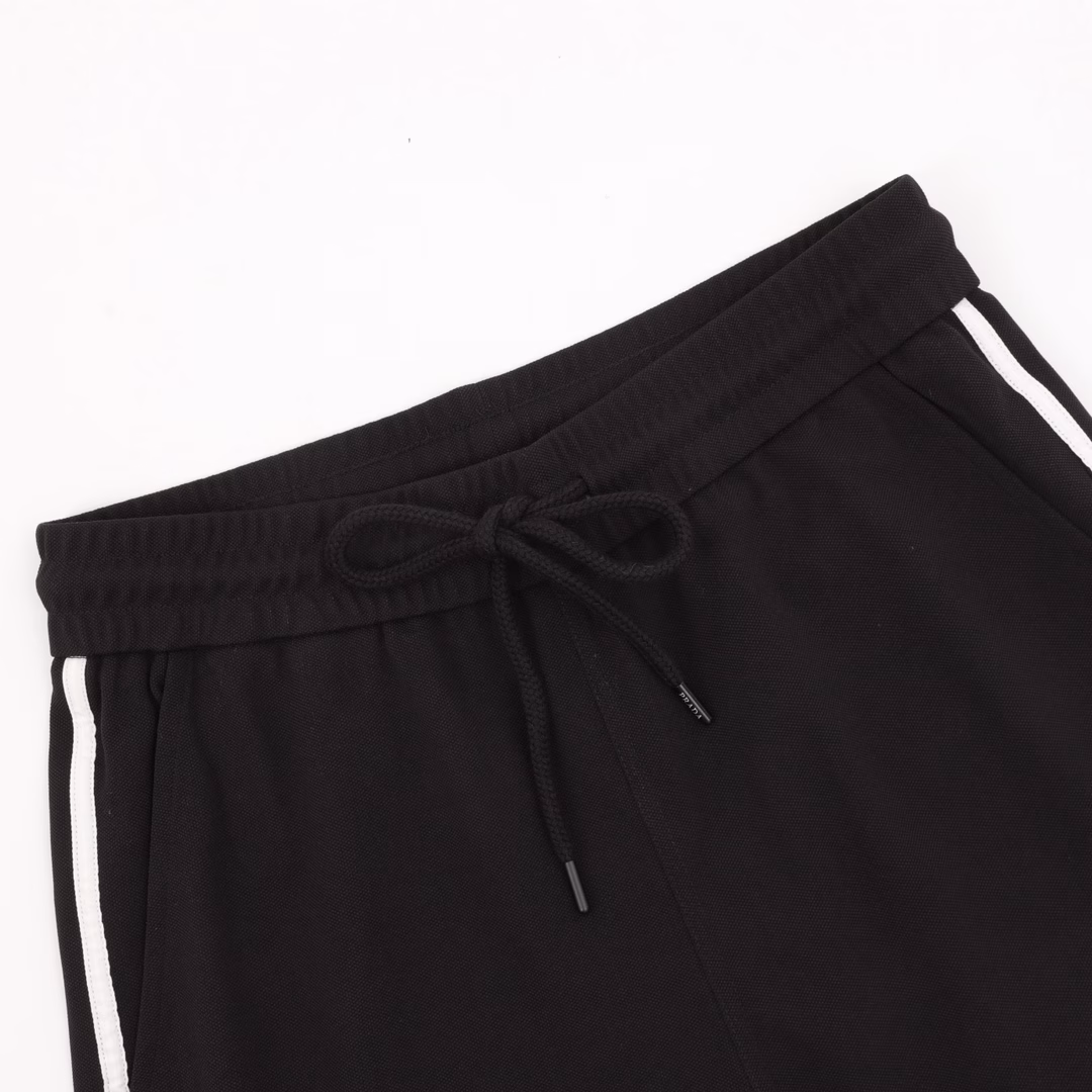 Prada 24ss red logo rubber stripe shortsA new aesthetic inspiration and fun design for men and women, a channel-quality product. Make the overall design more elegant and fashionable,This summer's hottest series, sought after by countless celebrities and fashionistas. The neat details of the cutting process add color to the fun fashion!The neat and meticulous, fitted version structure is even more ingenious, the upper body is not only recognizable but also youthful.A style with both extreme wearing meaning and wearing performance, gorgeous color matching,The craftsmanship of this style must be extremely extraordinary, the comfort of the upper body is absolutely strong enough, and it is also a manifestation of the essence of luxury!Soft and thin, the touch is extremely seductive, and the breathability is very strong, especially suitable for the needs of spring and summer,A proper wearing enjoyment, and the details and webbing craftsmanship everywhere are perfect, which is more advanced