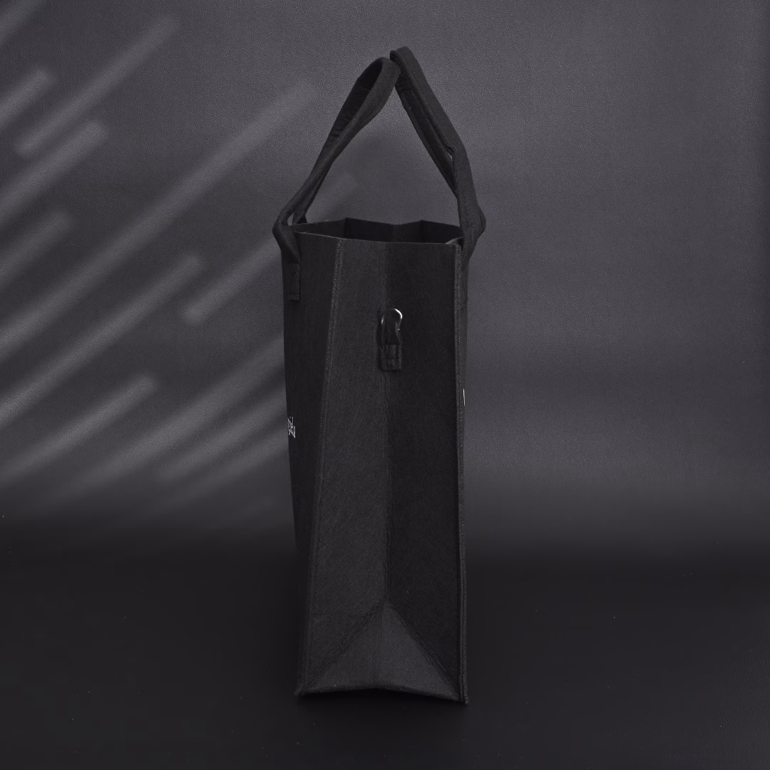 Maison Margiela MM6 Belgian Limited Edition Tote BagUsing 140g HM imported felt, one-piece singeing process, the whole bag weighs only 300g, freeing shoulders and hands. The printed film board is scraped 4 times, which contrasts strongly with the overall elegant black. Produced by a large factory, perfect details, all sizes are in stock.