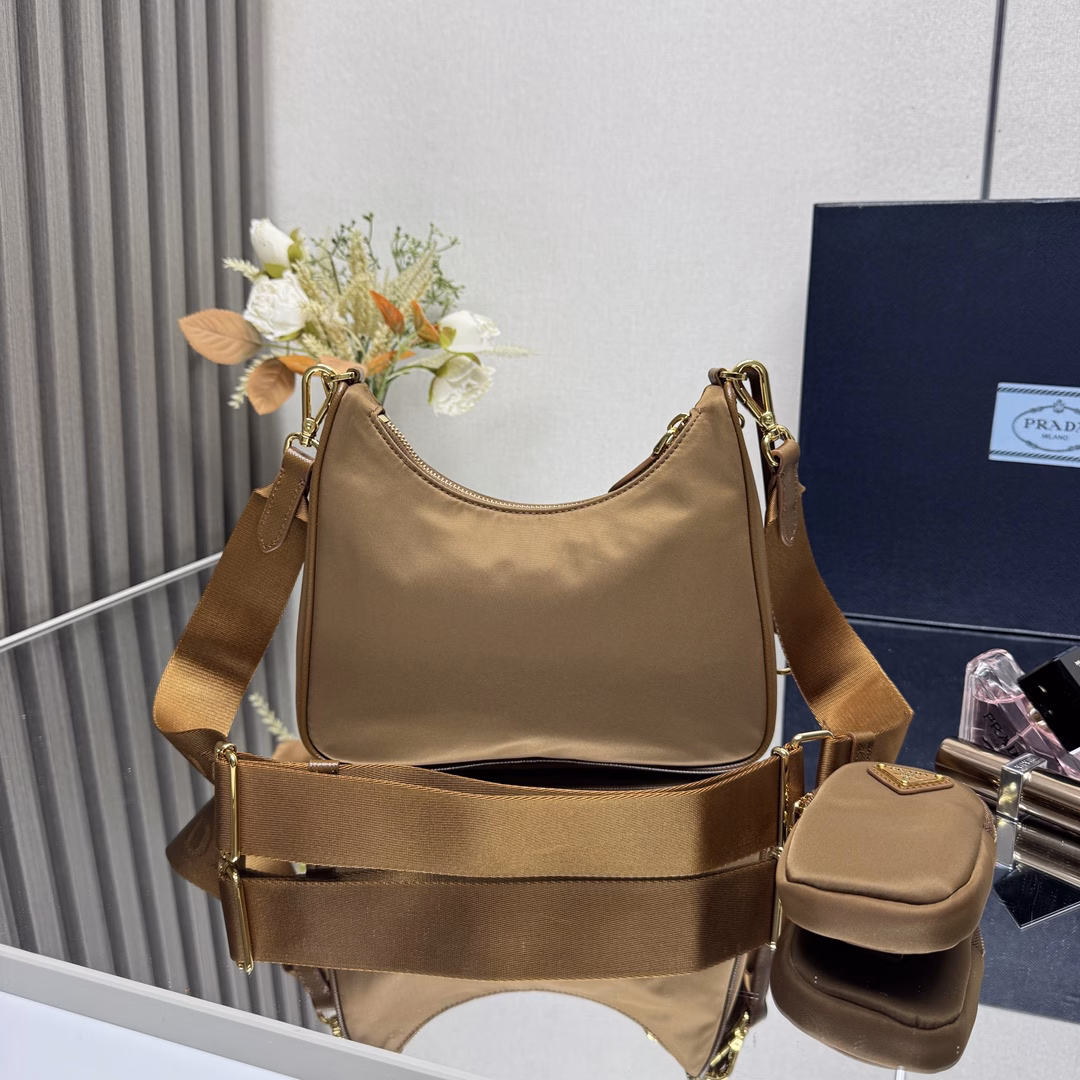 Prada's new nylon Hobo handbag/gold hardware underarm bag😘😘The hobo that has swept the fashion circle with the crazy promotion of the Internet celebrity sister group has a new model! 👏👏The design of this Hobo bag is great👍👍One bag with three uses😘😘Waist bag/crossbody/single shoulder👍👍The handle is replaced with a chain, and the underarm bag has a touch of sexiness. It is also equipped with a long shoulder strap. What I love most is that there is a small pendant (small bag) hanging on the shoulder strap, and other bags and trousers can also be hung as accessories. 🙊🙊It can be matched with various clothes at ordinary times😘😘Babies, hurry up and get it, it's so beautiful