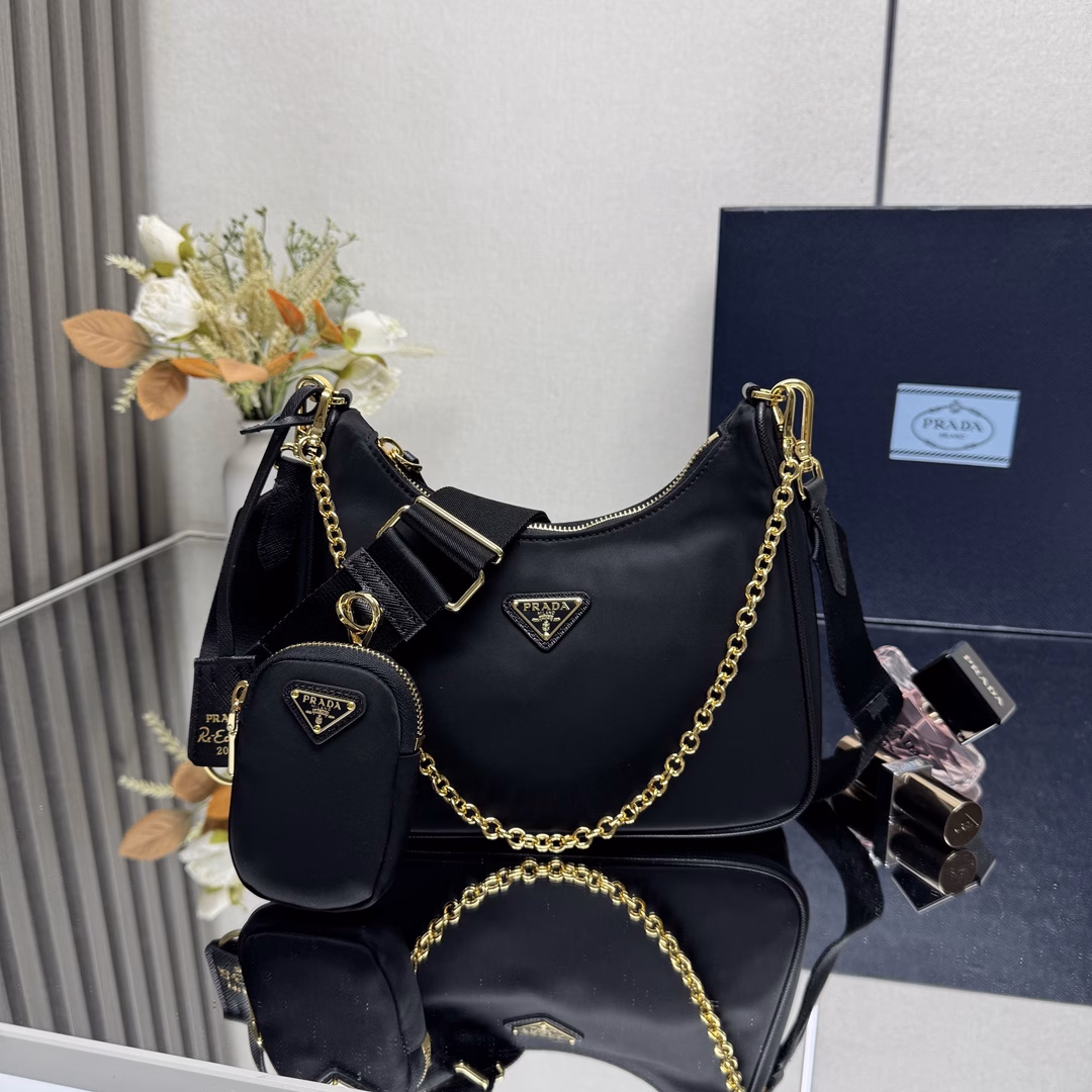 Prada's new nylon Hobo handbag/gold hardware underarm bag😘😘The hobo that has swept the fashion circle with the crazy promotion of the Internet celebrity sister group has a new model! 👏👏The design of this Hobo bag is great👍👍One bag with three uses😘😘Waist bag/crossbody/single shoulder👍👍The handle is replaced with a chain, and the underarm bag has a touch of sexiness. It is also equipped with a long shoulder strap. What I love most is that there is a small pendant (small bag) hanging on the shoulder strap, and other bags and trousers can also be hung as accessories. 🙊🙊It can be matched with various clothes at ordinary times😘😘Babies, hurry up and get it, it's so beautiful