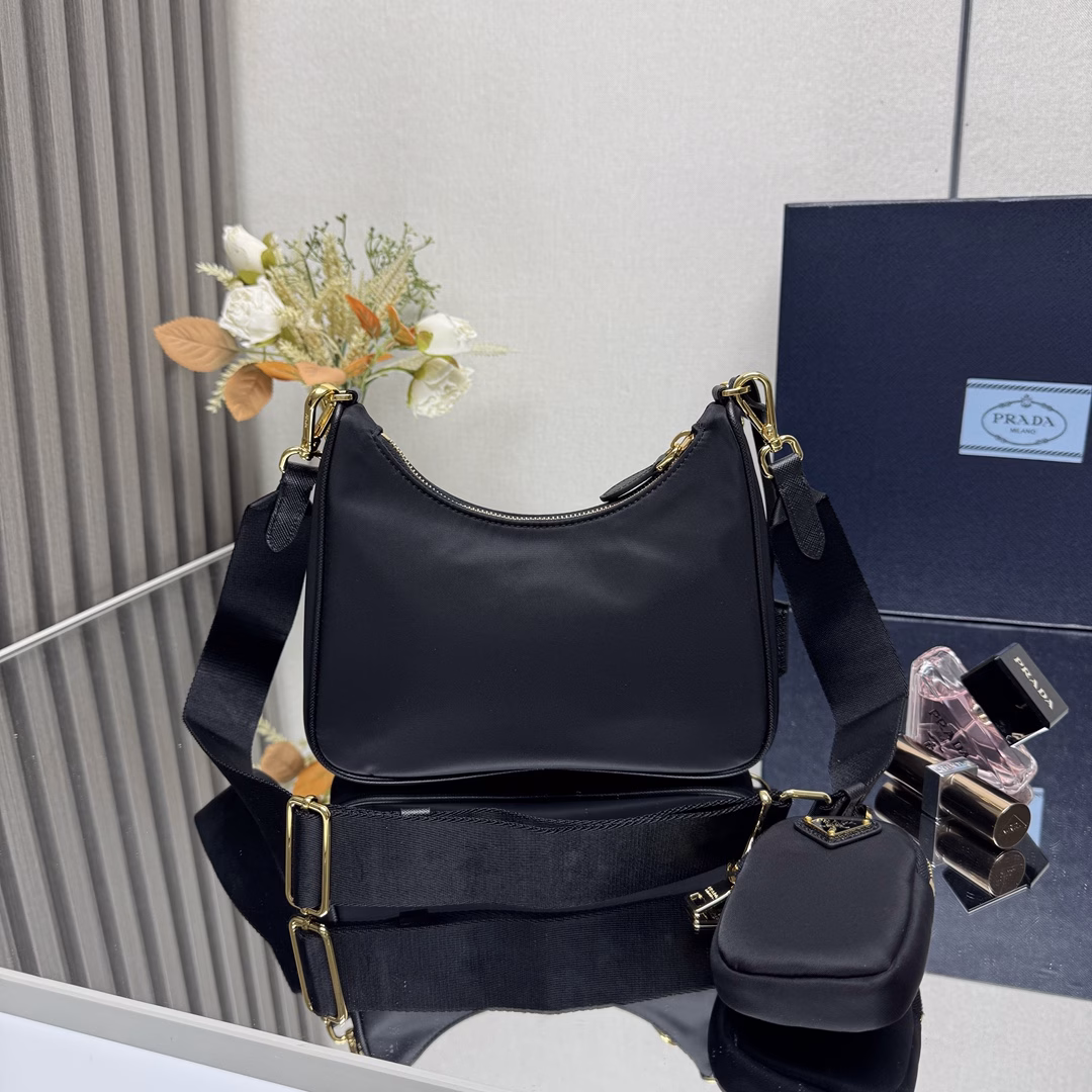 Prada's new nylon Hobo handbag/gold hardware underarm bag😘😘The hobo that has swept the fashion circle with the crazy promotion of the Internet celebrity sister group has a new model! 👏👏The design of this Hobo bag is great👍👍One bag with three uses😘😘Waist bag/crossbody/single shoulder👍👍The handle is replaced with a chain, and the underarm bag has a touch of sexiness. It is also equipped with a long shoulder strap. What I love most is that there is a small pendant (small bag) hanging on the shoulder strap, and other bags and trousers can also be hung as accessories. 🙊🙊It can be matched with various clothes at ordinary times😘😘Babies, hurry up and get it, it's so beautiful