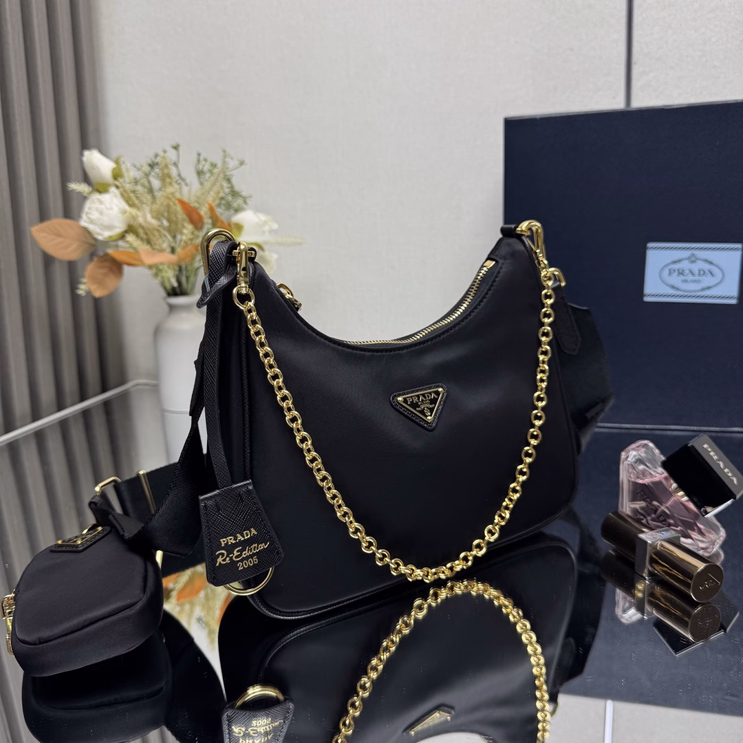Prada's new nylon Hobo handbag/gold hardware underarm bag😘😘The hobo that has swept the fashion circle with the crazy promotion of the Internet celebrity sister group has a new model! 👏👏The design of this Hobo bag is great👍👍One bag with three uses😘😘Waist bag/crossbody/single shoulder👍👍The handle is replaced with a chain, and the underarm bag has a touch of sexiness. It is also equipped with a long shoulder strap. What I love most is that there is a small pendant (small bag) hanging on the shoulder strap, and other bags and trousers can also be hung as accessories. 🙊🙊It can be matched with various clothes at ordinary times😘😘Babies, hurry up and get it, it's so beautiful