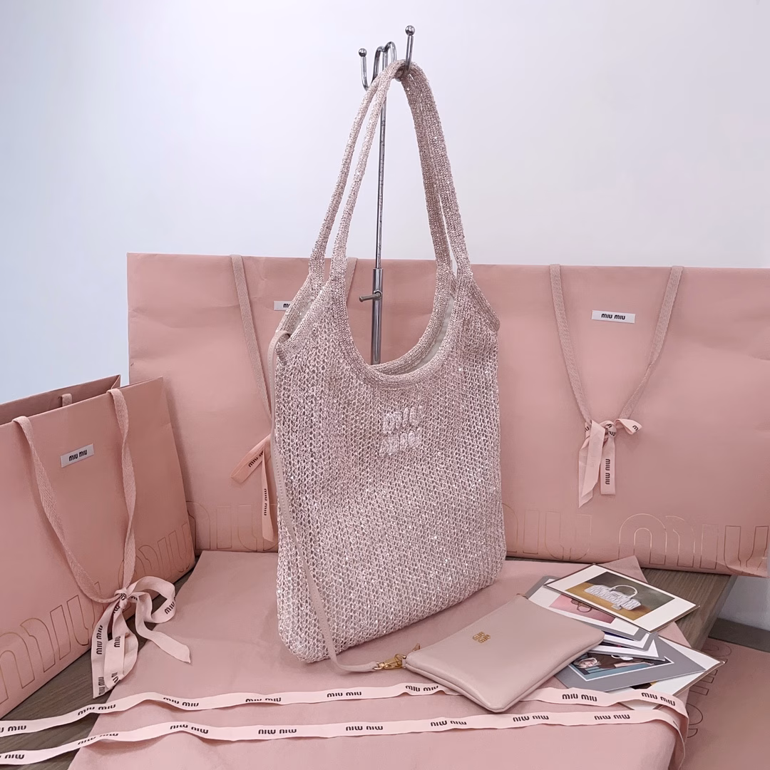 The new sequined mesh IVY handbag, with sequins all over the body shining with smart brilliance, the smooth and changeable shape shows the modern and exquisite charm, the unique material highlights Miu's unique design concept, and it is equipped with a detachable leather pouch. The design is fashionable, luxurious and practical