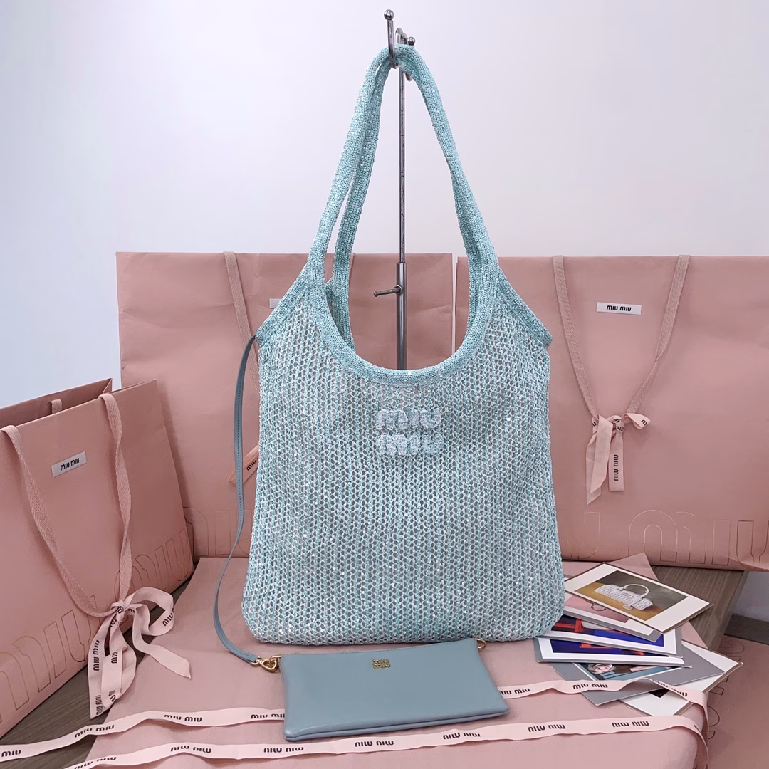 The new sequined mesh IVY handbag, with sequins all over the body shining with smart brilliance, the smooth and changeable shape shows the modern and exquisite charm, the unique material highlights Miu's unique design concept, and it is equipped with a detachable leather pouch. The design is fashionable, luxurious and practical