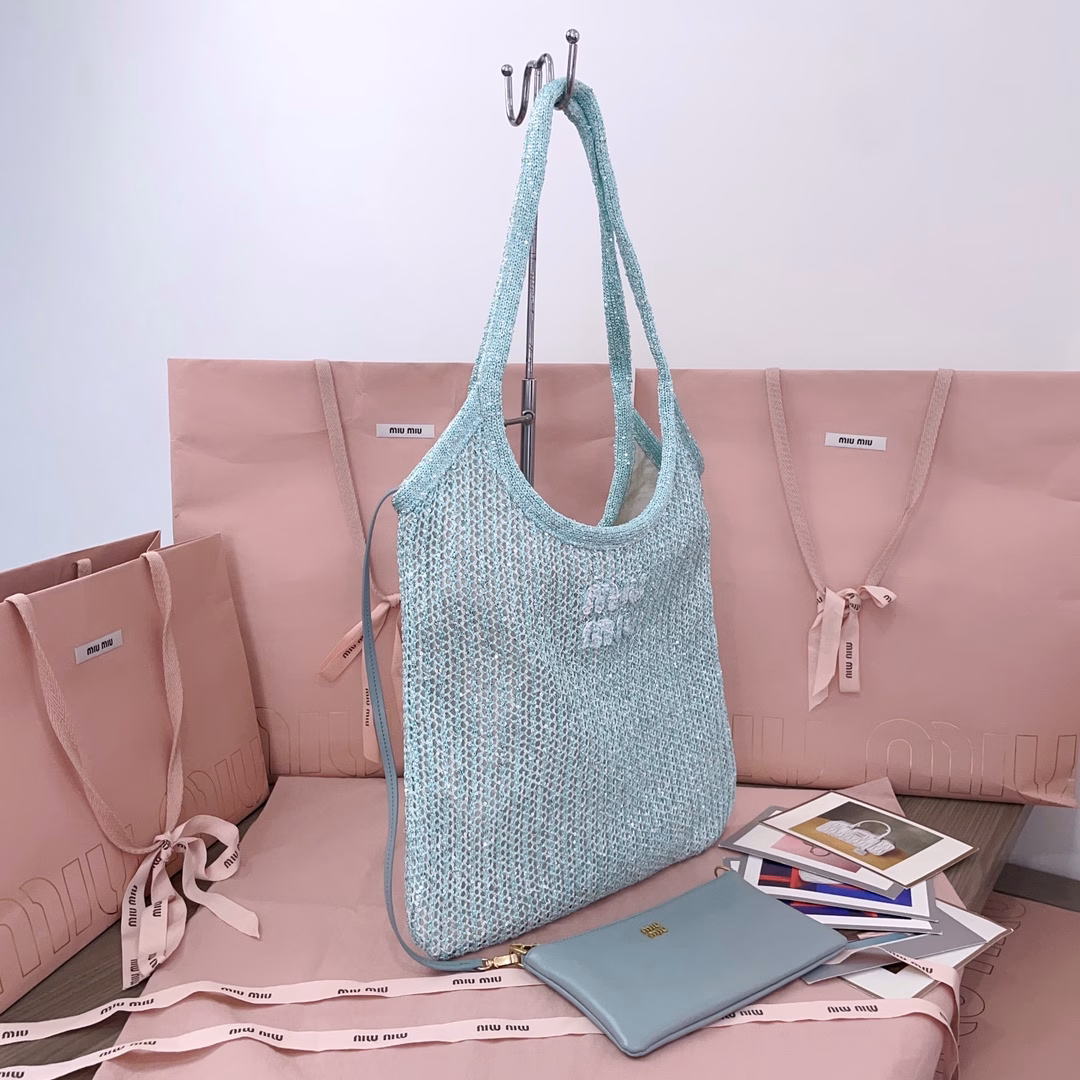 The new sequined mesh IVY handbag, with sequins all over the body shining with smart brilliance, the smooth and changeable shape shows the modern and exquisite charm, the unique material highlights Miu's unique design concept, and it is equipped with a detachable leather pouch. The design is fashionable, luxurious and practical