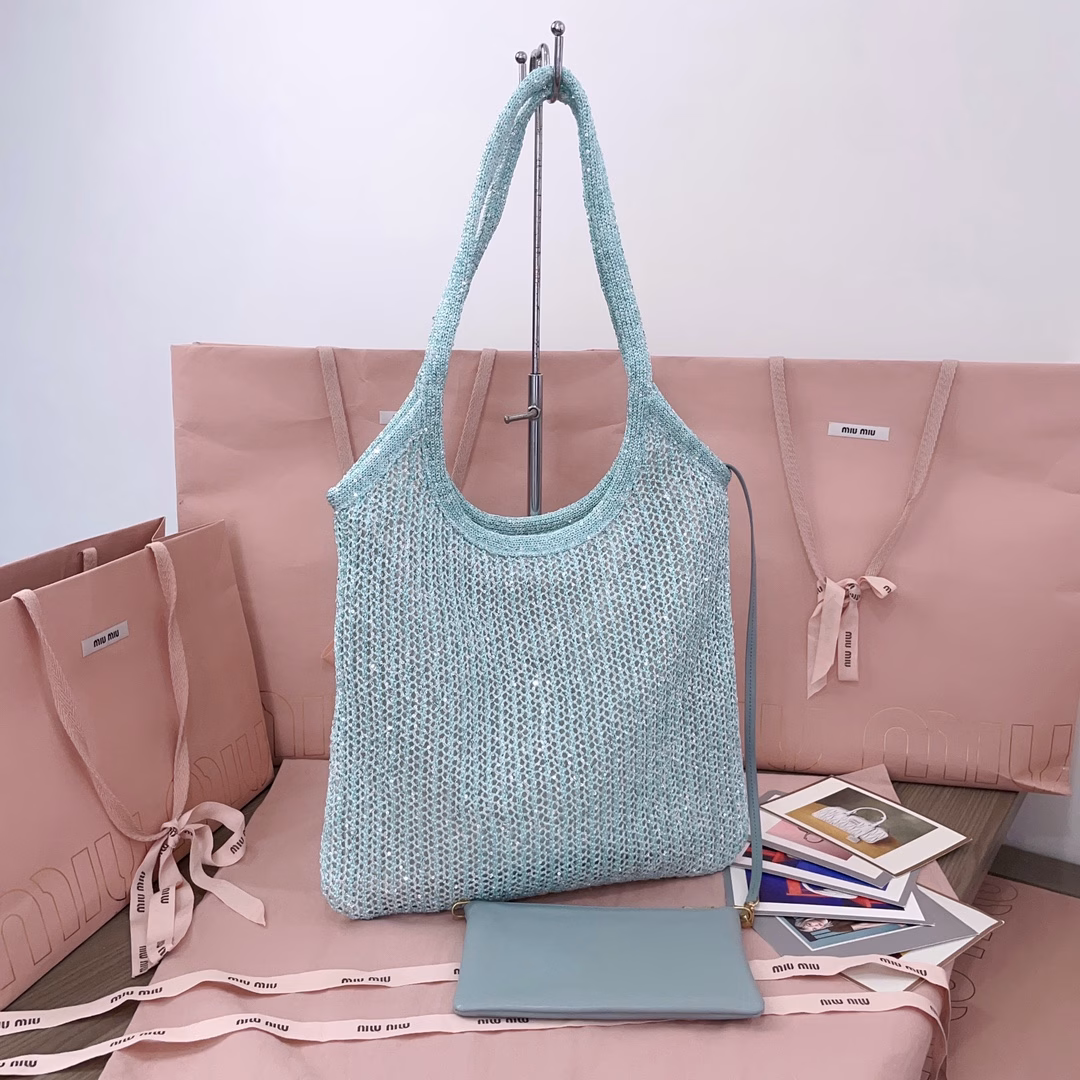 The new sequined mesh IVY handbag, with sequins all over the body shining with smart brilliance, the smooth and changeable shape shows the modern and exquisite charm, the unique material highlights Miu's unique design concept, and it is equipped with a detachable leather pouch. The design is fashionable, luxurious and practical