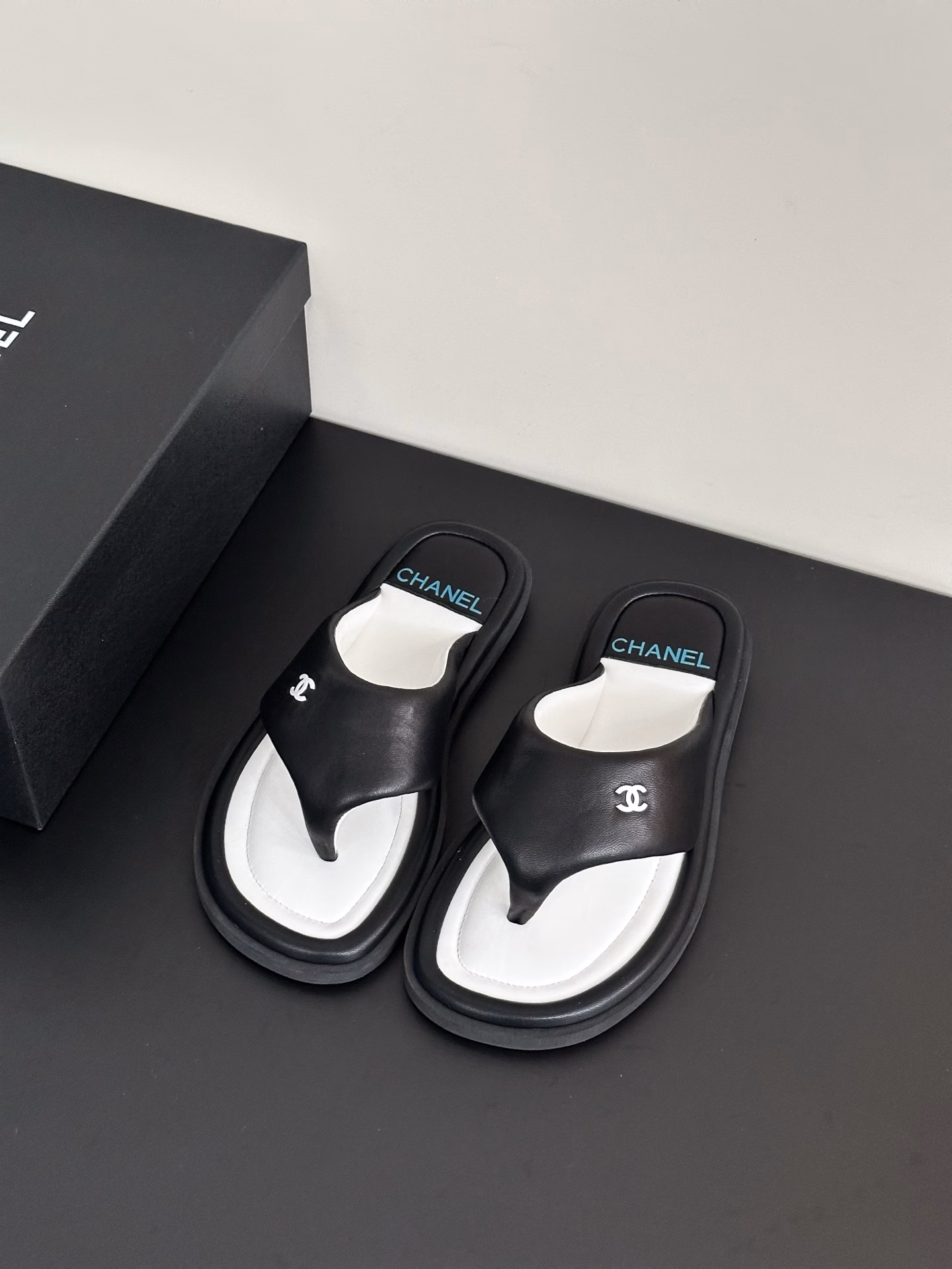 𝐂𝐇𝐀𝐍𝐄𝐋 Bread flip-flops outfit This pair of flip-flops is so beautiful, super summerBread flip-flops have a cute puff texture. I always feel that they are chubby and make my feet look super small. The entire upper and foot pad are wrapped with sheepskin and thick sponge, which has a strong wrapping property. It is light and comfortable to wear~ There is a strong feeling of stepping on shit, and the foot pad is soft and light! It feels like stepping on marshmallows! Very comfortable~ It is definitely a pair of high-value flip-flops that appear very frequently this summer.