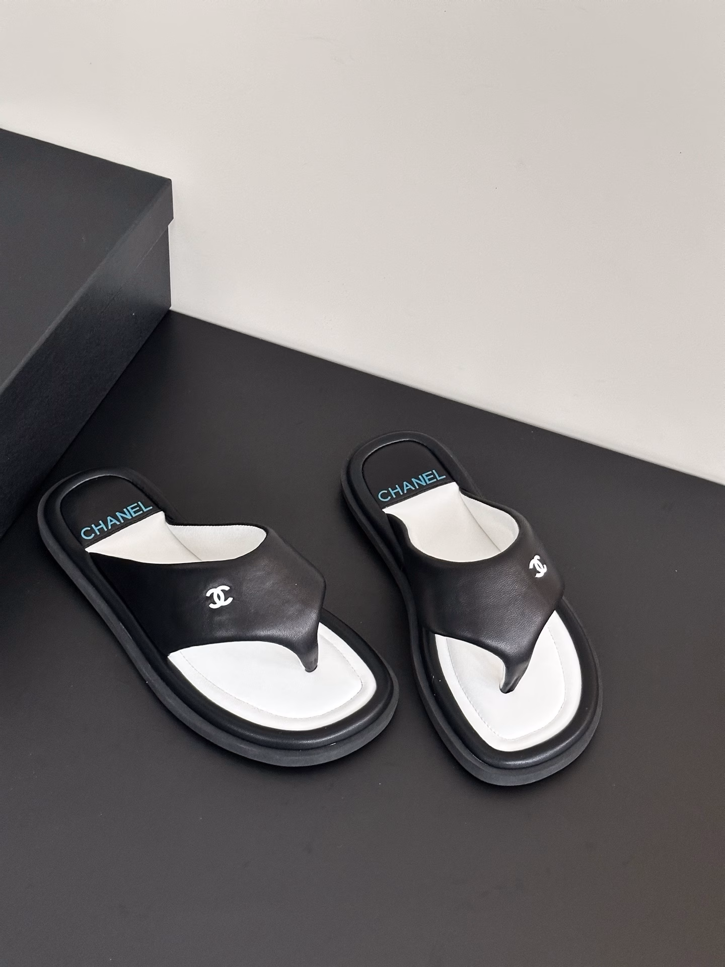 𝐂𝐇𝐀𝐍𝐄𝐋 Bread flip-flops outfit This pair of flip-flops is so beautiful, super summerBread flip-flops have a cute puff texture. I always feel that they are chubby and make my feet look super small. The entire upper and foot pad are wrapped with sheepskin and thick sponge, which has a strong wrapping property. It is light and comfortable to wear~ There is a strong feeling of stepping on shit, and the foot pad is soft and light! It feels like stepping on marshmallows! Very comfortable~ It is definitely a pair of high-value flip-flops that appear very frequently this summer.