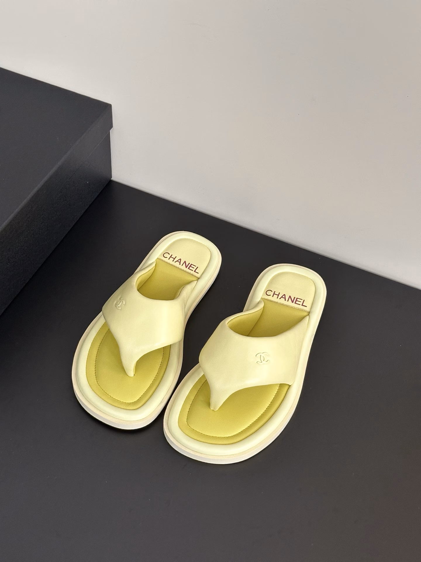 𝐂𝐇𝐀𝐍𝐄𝐋 Bread flip-flops outfit This pair of flip-flops is so beautiful, super summerBread flip-flops have a cute puff texture. I always feel that they are chubby and make my feet look super small. The entire upper and foot pad are wrapped with sheepskin and thick sponge, which has a strong wrapping property. It is light and comfortable to wear~ There is a strong feeling of stepping on shit, and the foot pad is soft and light! It feels like stepping on marshmallows! Very comfortable~ It is definitely a pair of high-value flip-flops that appear very frequently this summer.