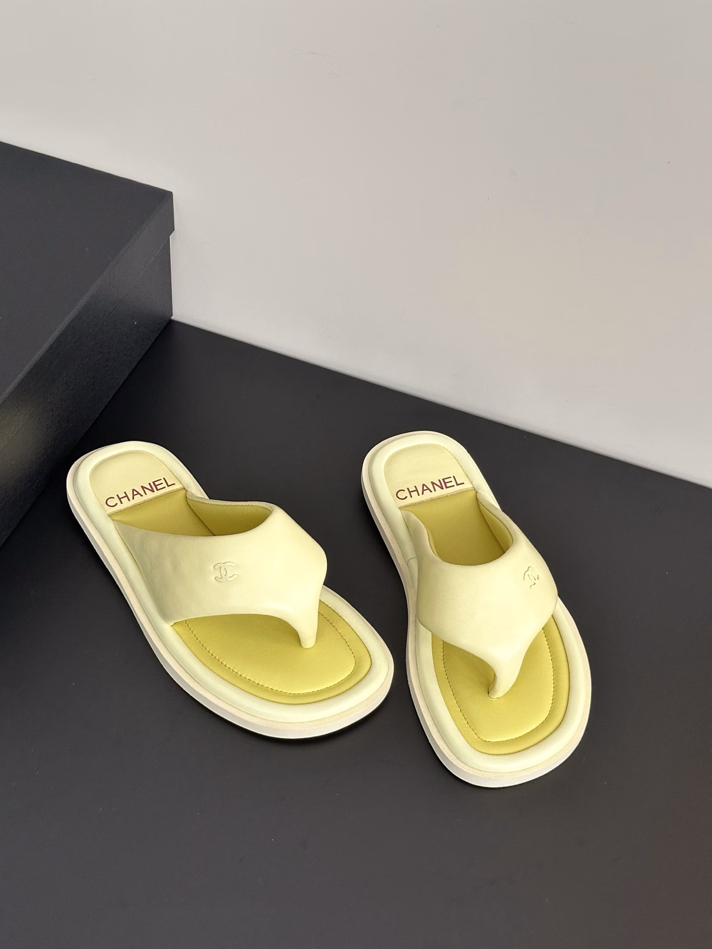 𝐂𝐇𝐀𝐍𝐄𝐋 Bread flip-flops outfit This pair of flip-flops is so beautiful, super summerBread flip-flops have a cute puff texture. I always feel that they are chubby and make my feet look super small. The entire upper and foot pad are wrapped with sheepskin and thick sponge, which has a strong wrapping property. It is light and comfortable to wear~ There is a strong feeling of stepping on shit, and the foot pad is soft and light! It feels like stepping on marshmallows! Very comfortable~ It is definitely a pair of high-value flip-flops that appear very frequently this summer.