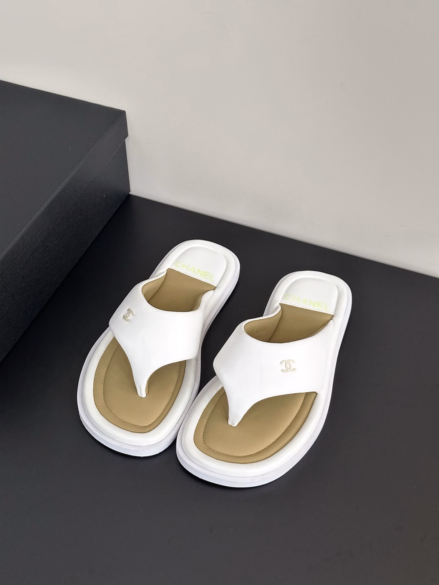 𝐂𝐇𝐀𝐍𝐄𝐋 Bread flip-flops outfit This pair of flip-flops is so beautiful, super summerBread flip-flops have a cute puff texture. I always feel that they are chubby and make my feet look super small. The entire upper and foot pad are wrapped with sheepskin and thick sponge, which has a strong wrapping property. It is light and comfortable to wear~ There is a strong feeling of stepping on shit, and the foot pad is soft and light! It feels like stepping on marshmallows! Very comfortable~ It is definitely a pair of high-value flip-flops that appear very frequently this summer.