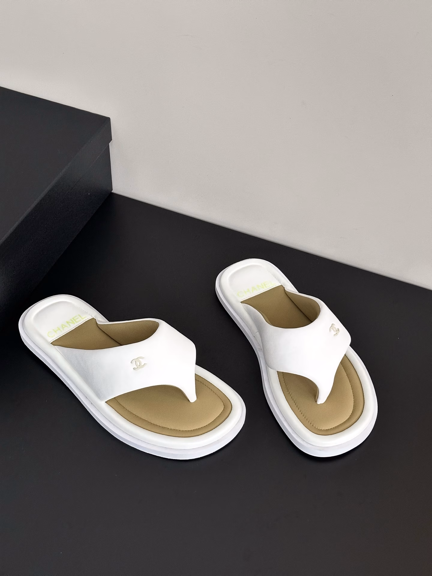 𝐂𝐇𝐀𝐍𝐄𝐋 Bread flip-flops outfit This pair of flip-flops is so beautiful, super summerBread flip-flops have a cute puff texture. I always feel that they are chubby and make my feet look super small. The entire upper and foot pad are wrapped with sheepskin and thick sponge, which has a strong wrapping property. It is light and comfortable to wear~ There is a strong feeling of stepping on shit, and the foot pad is soft and light! It feels like stepping on marshmallows! Very comfortable~ It is definitely a pair of high-value flip-flops that appear very frequently this summer.
