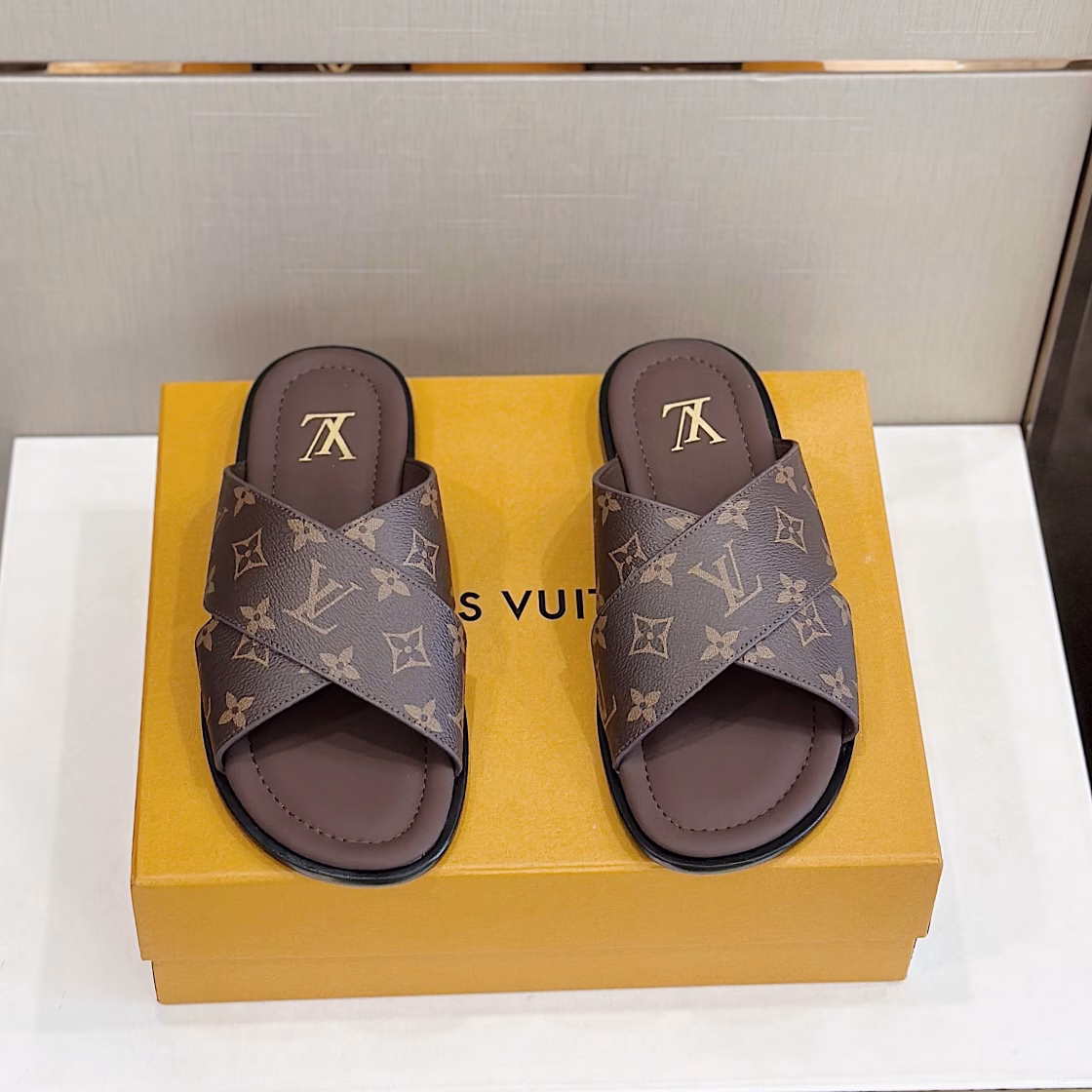 LV Louis VuittonMonogram cross men's sandals-leather outsoleMade of soft grained cowhide leather, with classic Monogrampattern. The elegant upper structure is like the crossed brand letters, and the cowhide and leather outsole create a light and flexible experience