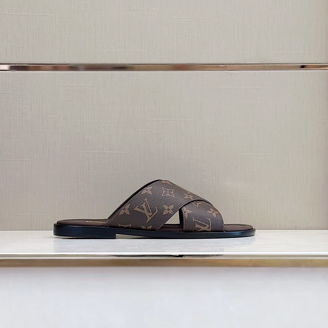 LV Louis VuittonMonogram cross men's sandals-leather outsoleMade of soft grained cowhide leather, with classic Monogrampattern. The elegant upper structure is like the crossed brand letters, and the cowhide and leather outsole create a light and flexible experience