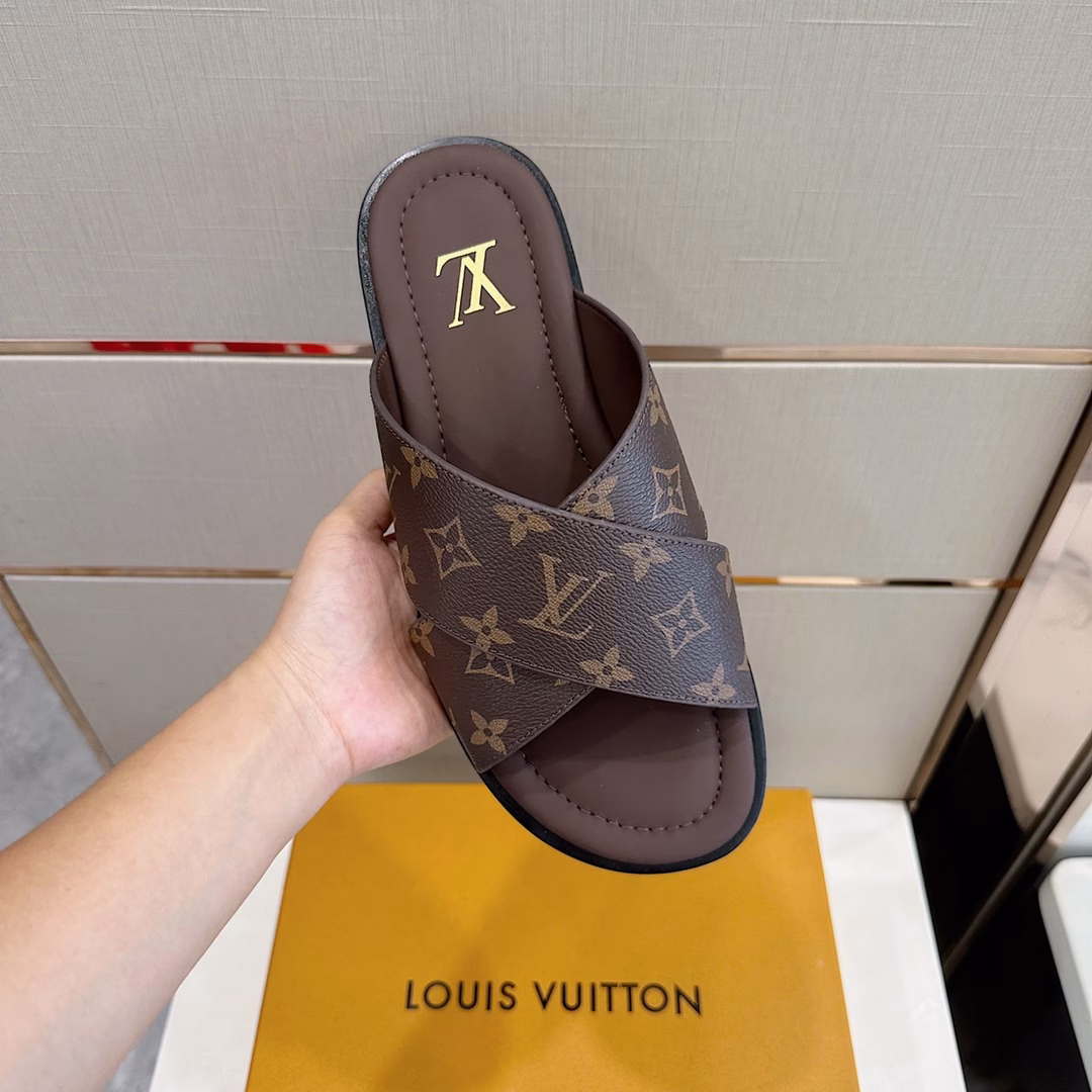 LV Louis VuittonMonogram cross men's sandals-leather outsoleMade of soft grained cowhide leather, with classic Monogrampattern. The elegant upper structure is like the crossed brand letters, and the cowhide and leather outsole create a light and flexible experience