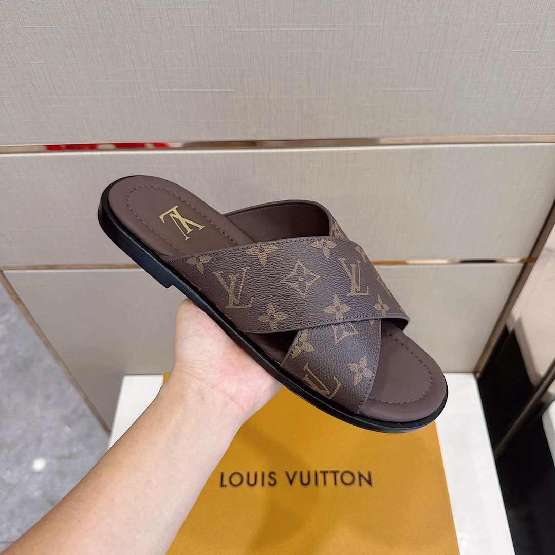 LV Louis VuittonMonogram cross men's sandals-leather outsoleMade of soft grained cowhide leather, with classic Monogrampattern. The elegant upper structure is like the crossed brand letters, and the cowhide and leather outsole create a light and flexible experience