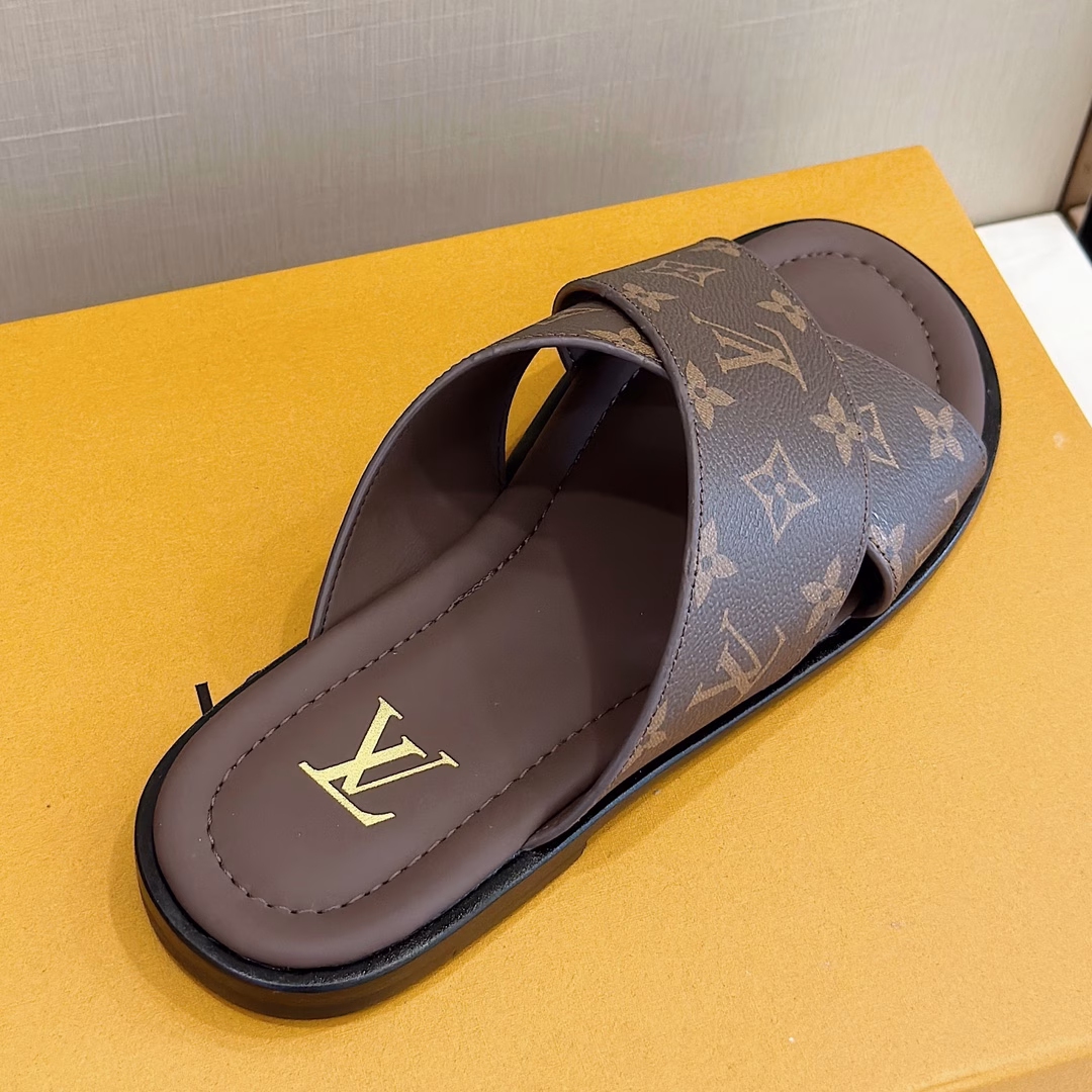 LV Louis VuittonMonogram cross men's sandals-leather outsoleMade of soft grained cowhide leather, with classic Monogrampattern. The elegant upper structure is like the crossed brand letters, and the cowhide and leather outsole create a light and flexible experience