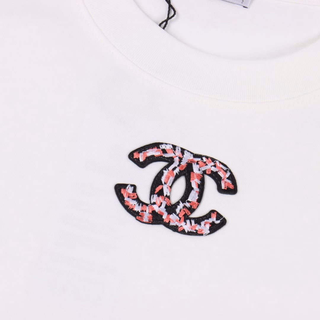 Chanel 25SS snowflake embroidered short-sleeved T-shirtThe fabric is made of customized 240g 26-count special smooth double-strand fine cotton plain weave high-density dust-free cotton fabric. The front panel is high-density thickened, the lines are smooth, OEM quality, and a full set of customized accessories.