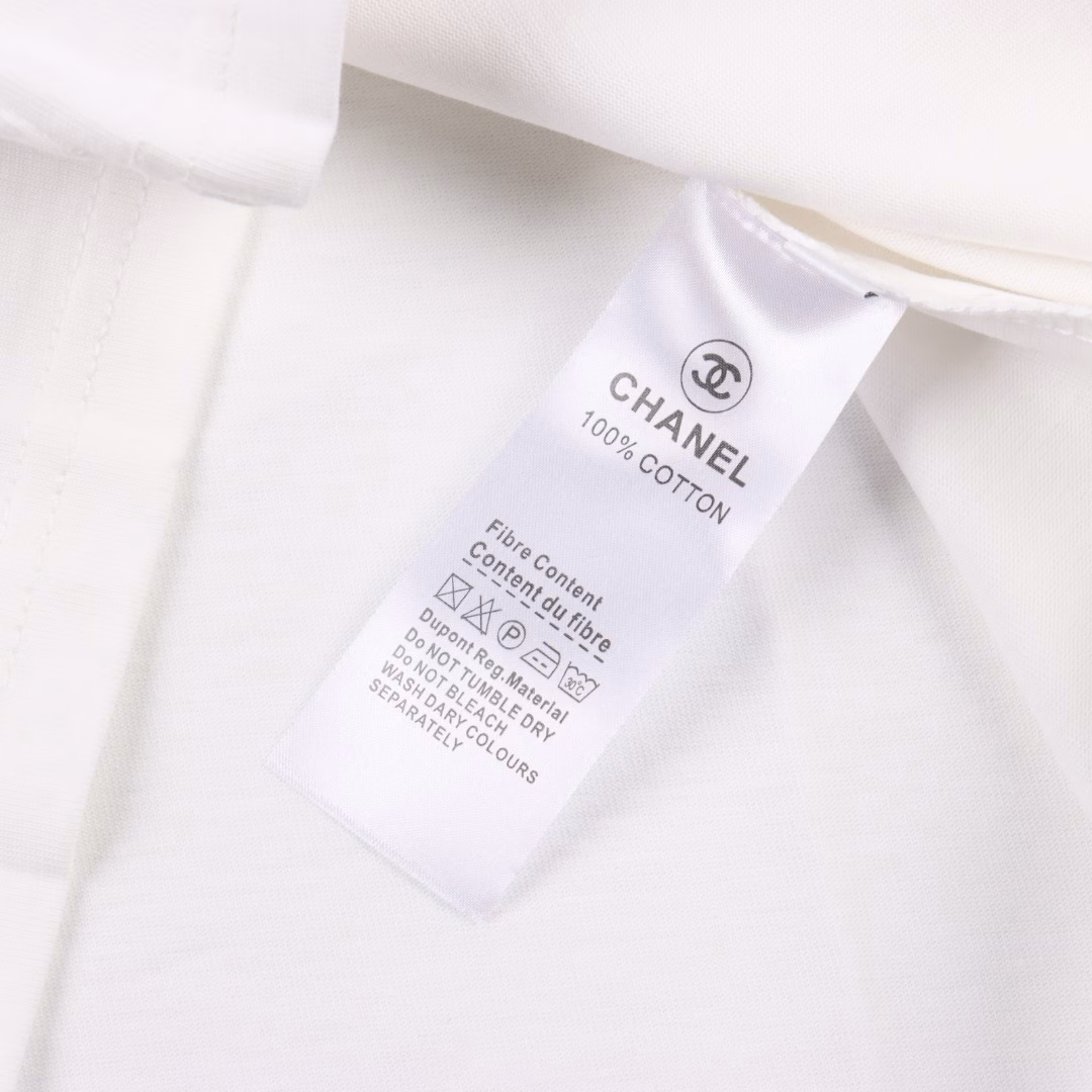 Chanel 25SS snowflake embroidered short-sleeved T-shirtThe fabric is made of customized 240g 26-count special smooth double-strand fine cotton plain weave high-density dust-free cotton fabric. The front panel is high-density thickened, the lines are smooth, OEM quality, and a full set of customized accessories.