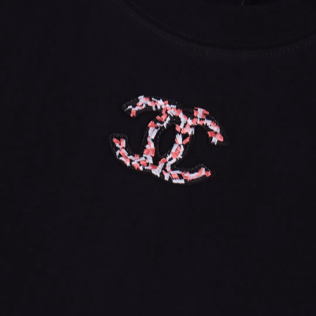 Chanel 25SS snowflake embroidered short-sleeved T-shirtThe fabric is made of customized 240g 26-count special smooth double-strand fine cotton plain weave high-density dust-free cotton fabric. The front panel is high-density thickened, the lines are smooth, OEM quality, and a full set of customized accessories.