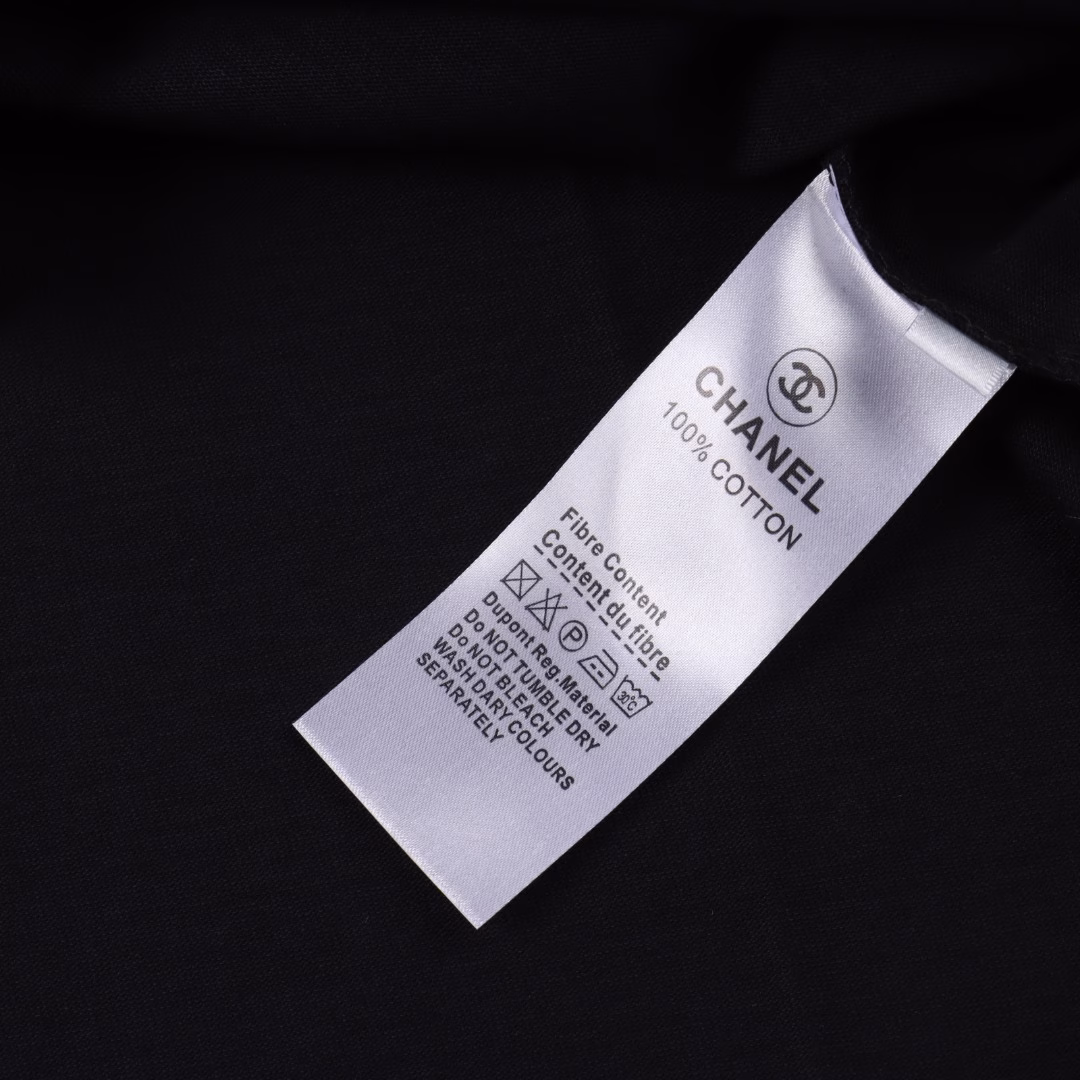 Chanel 25SS snowflake embroidered short-sleeved T-shirtThe fabric is made of customized 240g 26-count special smooth double-strand fine cotton plain weave high-density dust-free cotton fabric. The front panel is high-density thickened, the lines are smooth, OEM quality, and a full set of customized accessories.