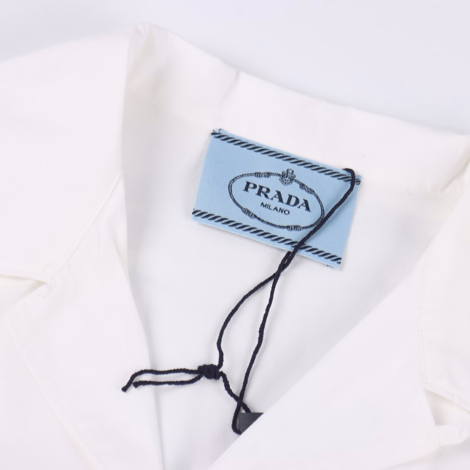Prada PRD pocket logo short-sleeved shirtOriginal product, made of satin 40 fine cotton fabric, 75D high temperature lining, high temperature pre-shrinkage, hand-sewn, hand-cranked, die-stamped, customized 1:1 buttons, customized 1:1 trademarks, loose version