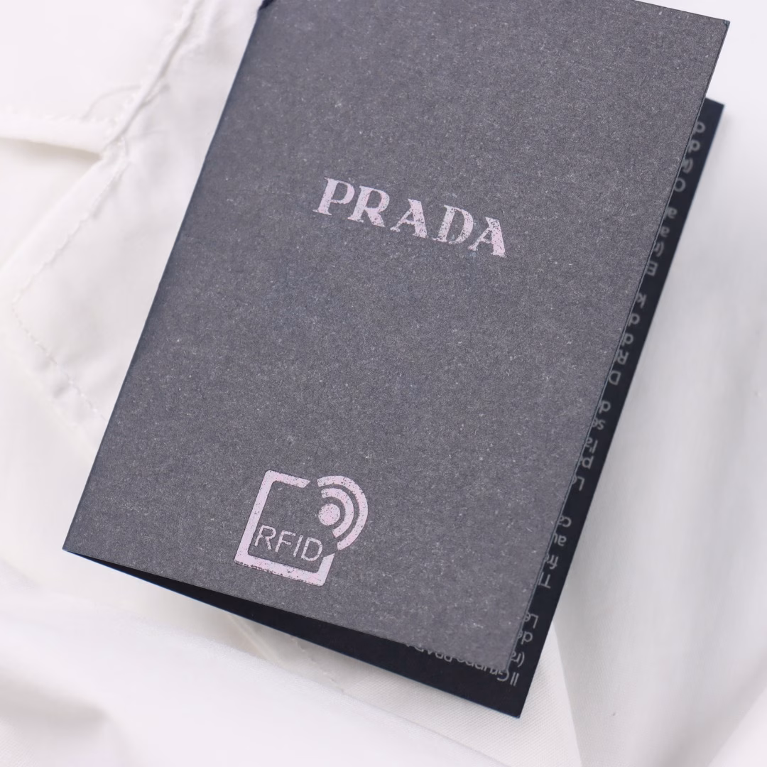 Prada PRD pocket logo short-sleeved shirtOriginal product, made of satin 40 fine cotton fabric, 75D high temperature lining, high temperature pre-shrinkage, hand-sewn, hand-cranked, die-stamped, customized 1:1 buttons, customized 1:1 trademarks, loose version