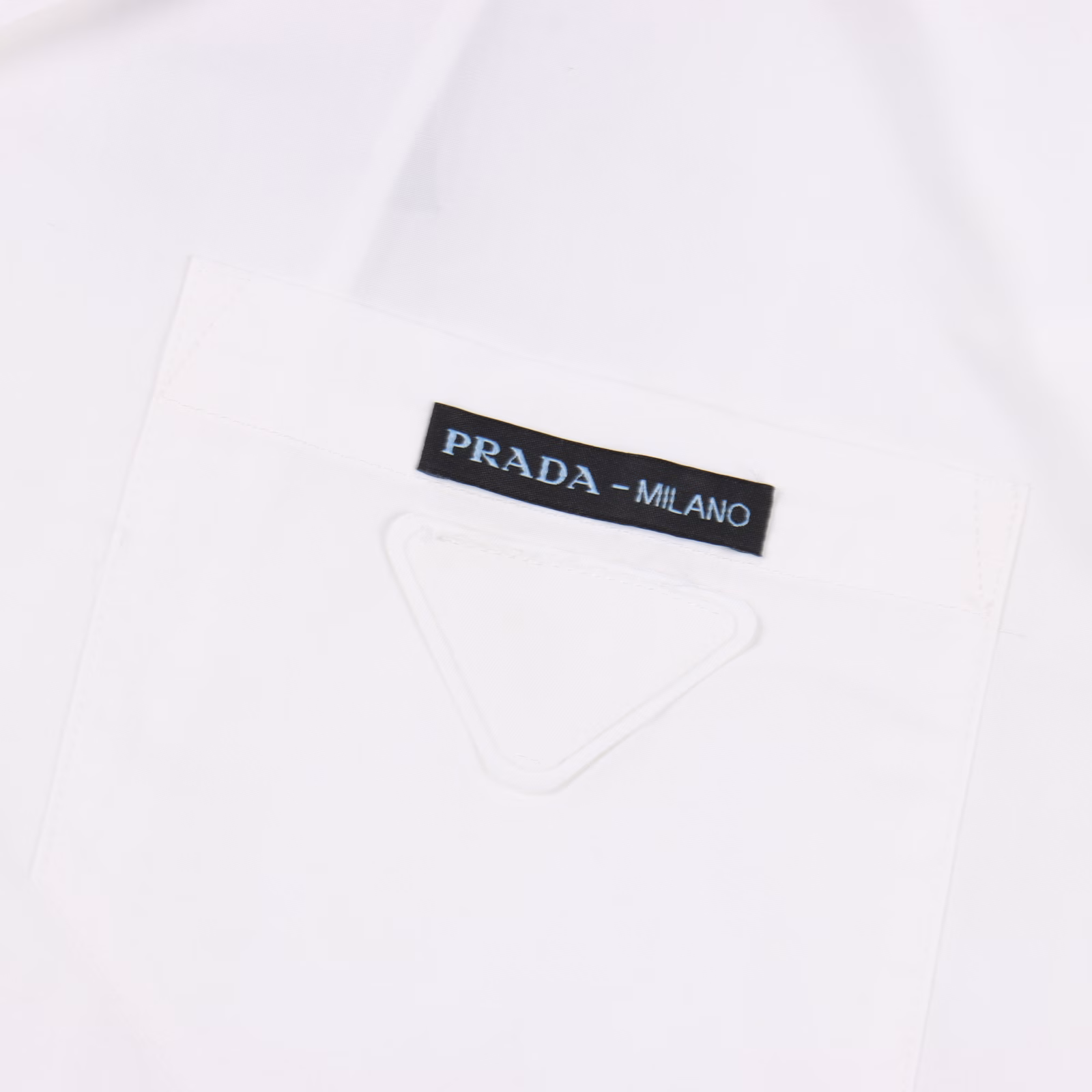 Prada PRD pocket logo short-sleeved shirtOriginal product, made of satin 40 fine cotton fabric, 75D high temperature lining, high temperature pre-shrinkage, hand-sewn, hand-cranked, die-stamped, customized 1:1 buttons, customized 1:1 trademarks, loose version
