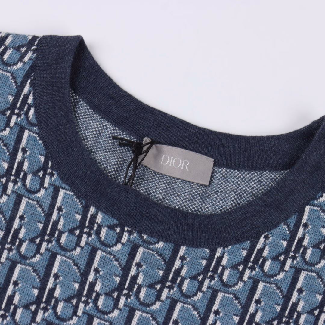 Dior CD blue full jacquard short-sleeved T-shirtOriginal purchase, custom-dyed 32-count double-thread blended colored cotton, using imported (Stoll) 14 knitting machine, wool jacquard, wool fermentation washed, customized 1:1 trademark, loose version