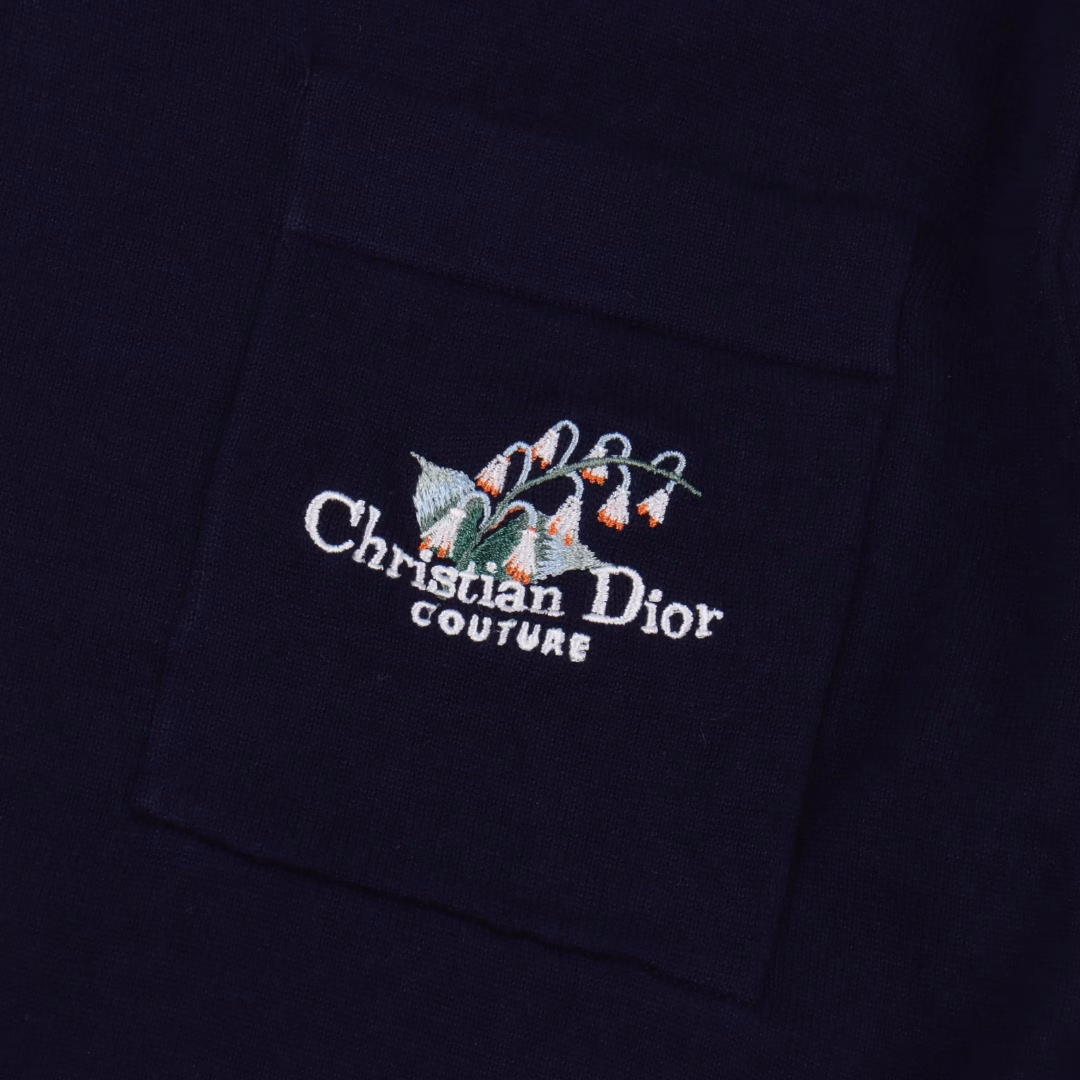 Dior CD Lily of the Valley Embroidered Pocket Knitted Short Sleeve POLO ShirtOriginal purchase, custom-dyed 40s combed cotton double-ply yarn, imported (Stoll) 14 knitting machine, wool jacquard, wool fermentation washed, imported embroidery, custom 1:1 buttons, custom 1:1 trademarks, fitted version