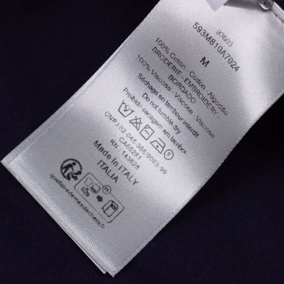 Dior CD Lily of the Valley Embroidered Pocket Knitted Short Sleeve POLO ShirtOriginal purchase, custom-dyed 40s combed cotton double-ply yarn, imported (Stoll) 14 knitting machine, wool jacquard, wool fermentation washed, imported embroidery, custom 1:1 buttons, custom 1:1 trademarks, fitted version