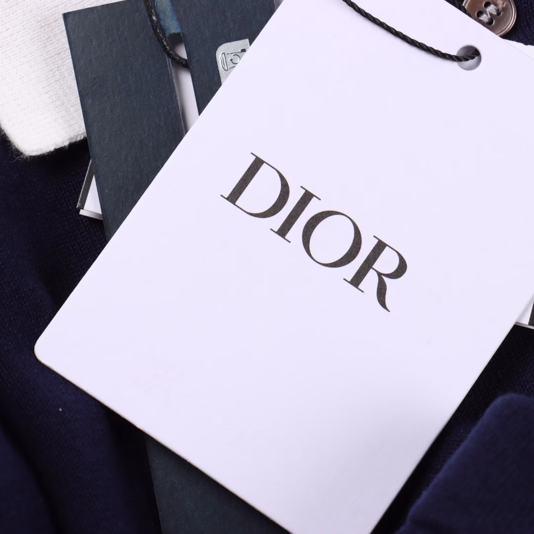 Dior CD Lily of the Valley Embroidered Pocket Knitted Short Sleeve POLO ShirtOriginal purchase, custom-dyed 40s combed cotton double-ply yarn, imported (Stoll) 14 knitting machine, wool jacquard, wool fermentation washed, imported embroidery, custom 1:1 buttons, custom 1:1 trademarks, fitted version