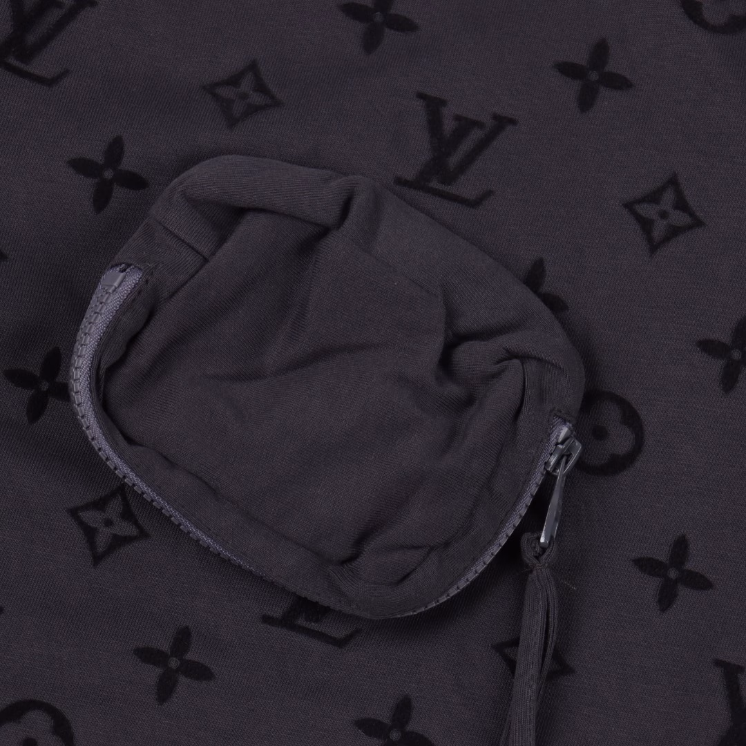 LOUIS VUITTON LV Paste Pocket Flocked Short Sleeve T-shirtSpecial process, do not machine wash!! Hand wash recommended!!Authentic purchase and development, customized 26 combed tight double yarn, 1*1 Solona ribbing at the neckline, hand-sewn bag, cloth fermentation washing, large nylon Velcro flocking, with detachable bag, customized 1:1 zipper, customized 1:1 trademark, fitted version