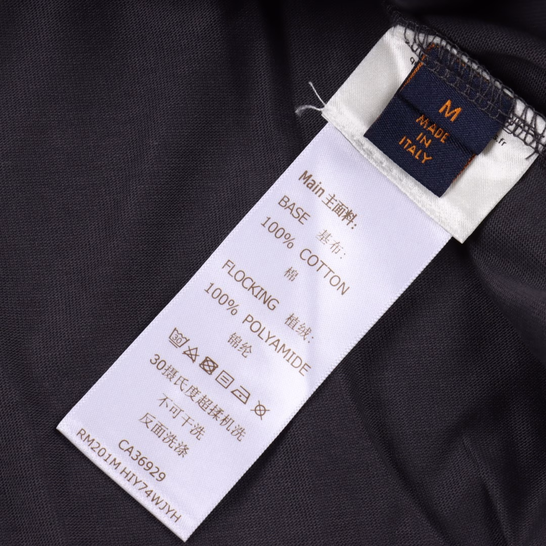 LOUIS VUITTON LV Paste Pocket Flocked Short Sleeve T-shirtSpecial process, do not machine wash!! Hand wash recommended!!Authentic purchase and development, customized 26 combed tight double yarn, 1*1 Solona ribbing at the neckline, hand-sewn bag, cloth fermentation washing, large nylon Velcro flocking, with detachable bag, customized 1:1 zipper, customized 1:1 trademark, fitted version