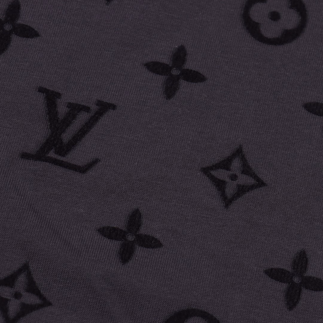 LOUIS VUITTON LV Paste Pocket Flocked Short Sleeve T-shirtSpecial process, do not machine wash!! Hand wash recommended!!Authentic purchase and development, customized 26 combed tight double yarn, 1*1 Solona ribbing at the neckline, hand-sewn bag, cloth fermentation washing, large nylon Velcro flocking, with detachable bag, customized 1:1 zipper, customized 1:1 trademark, fitted version